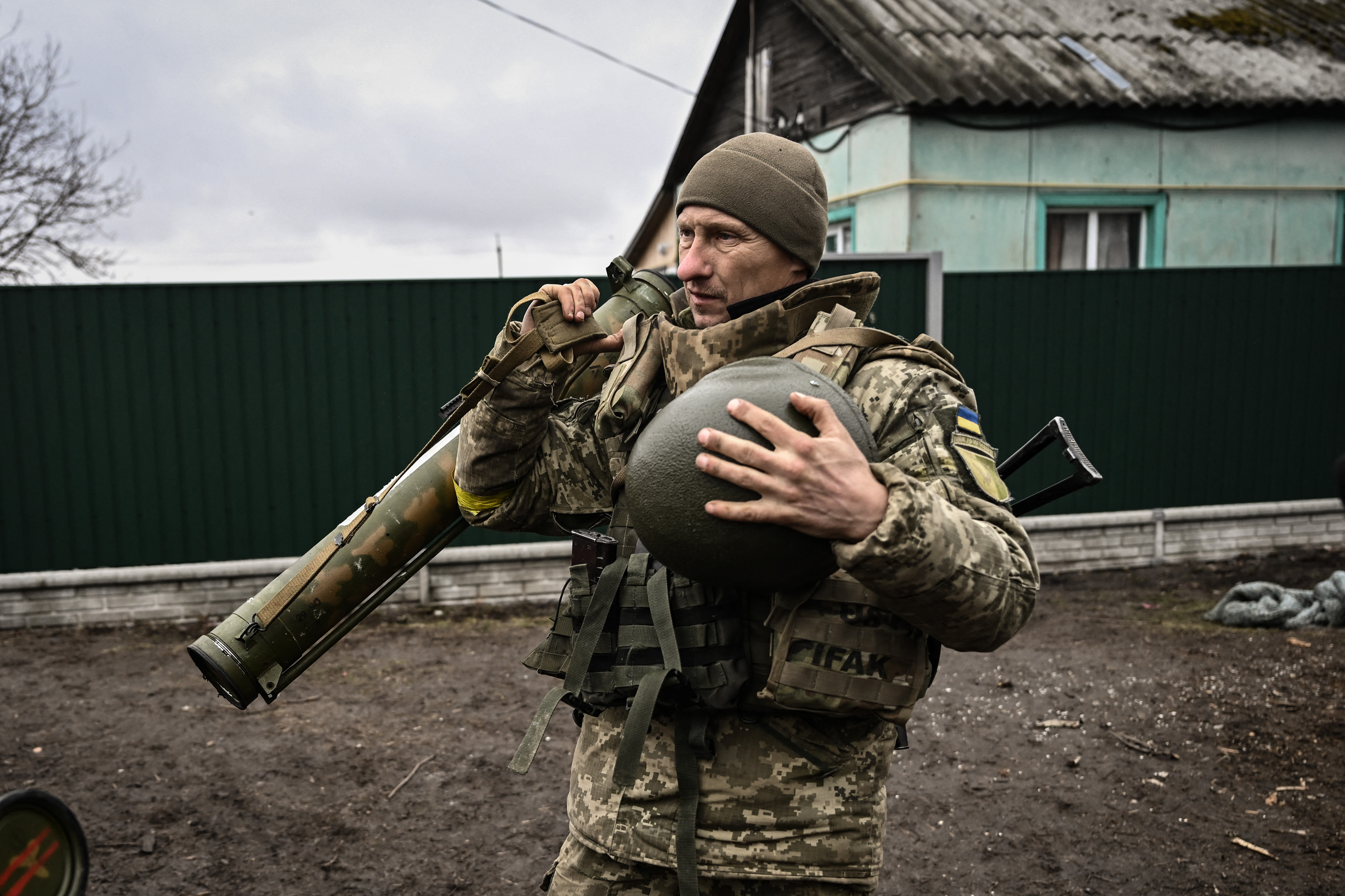 A Ukrainian soldier holds an anti-tank weapon at a front line northeast of Kyiv on March 3, 2022. Photo: Aris Messinis / AFP