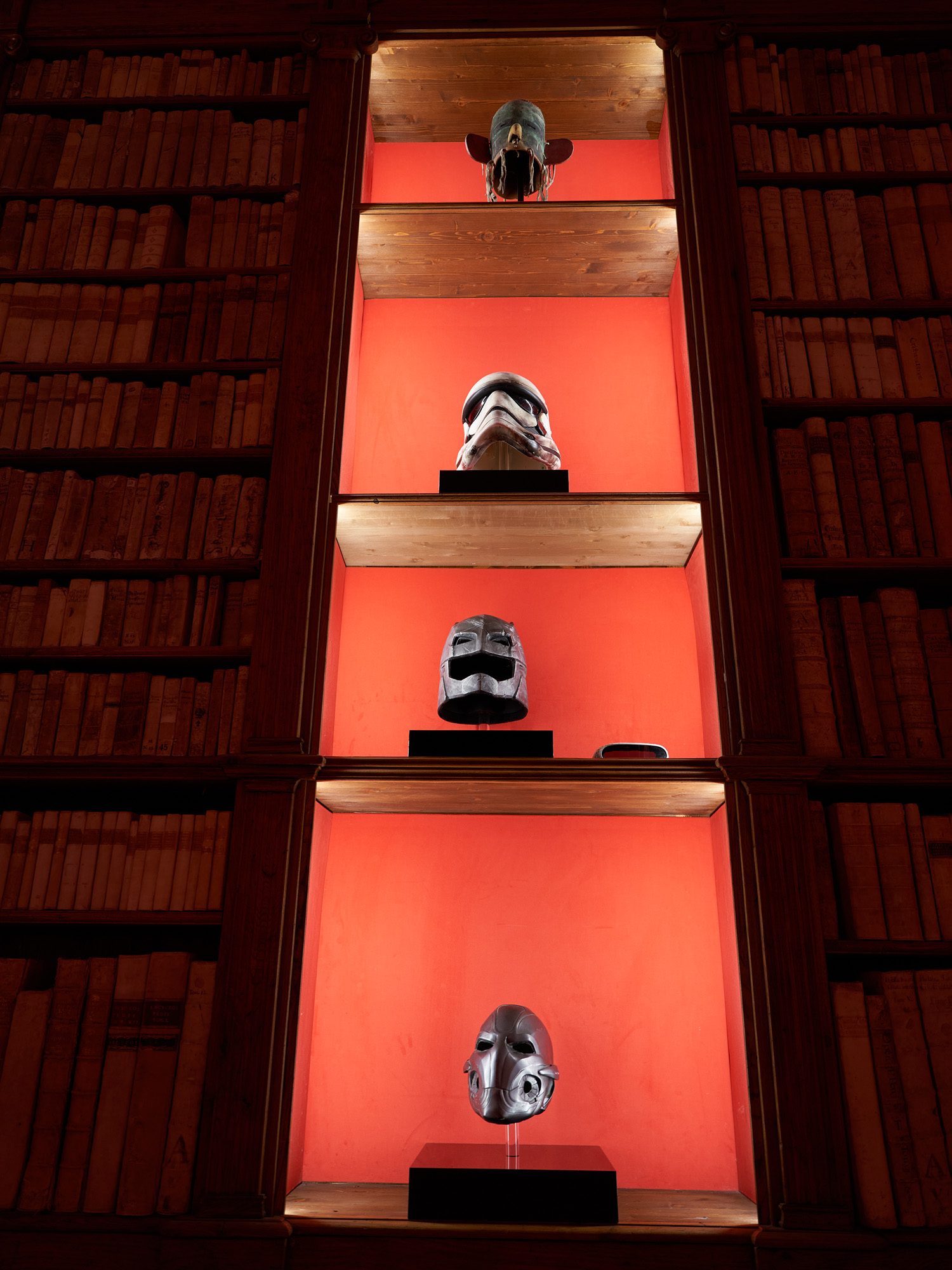 Beberapa koleksi topeng di ruang utama Theatrum Mundi.