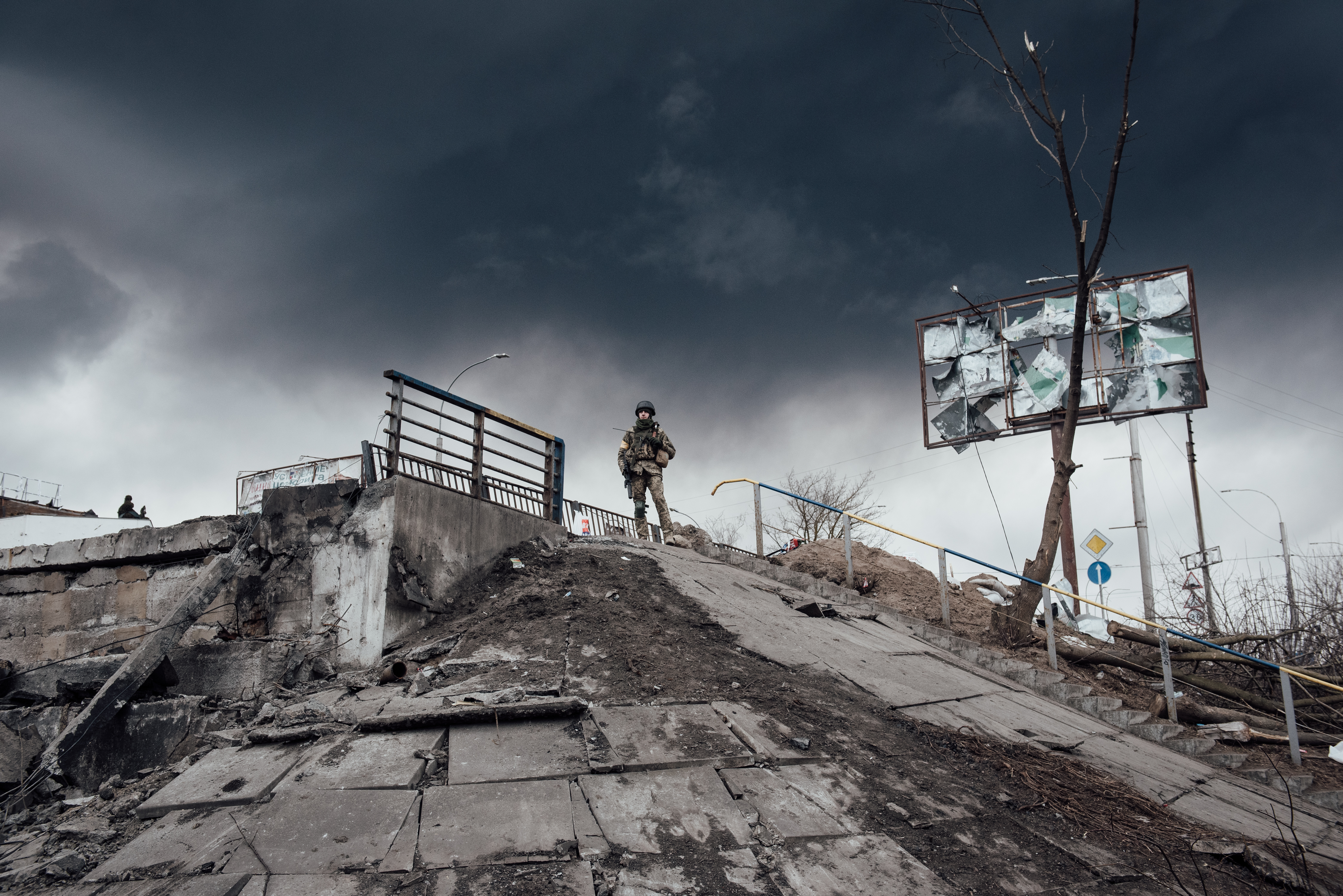 Prajurit Ukraina mengawasi Irpin, kota yang menjadi medan perang utama tak jauh dari ibu kota Kyiv. Foto ini diambil pada 7 Maret 2022.