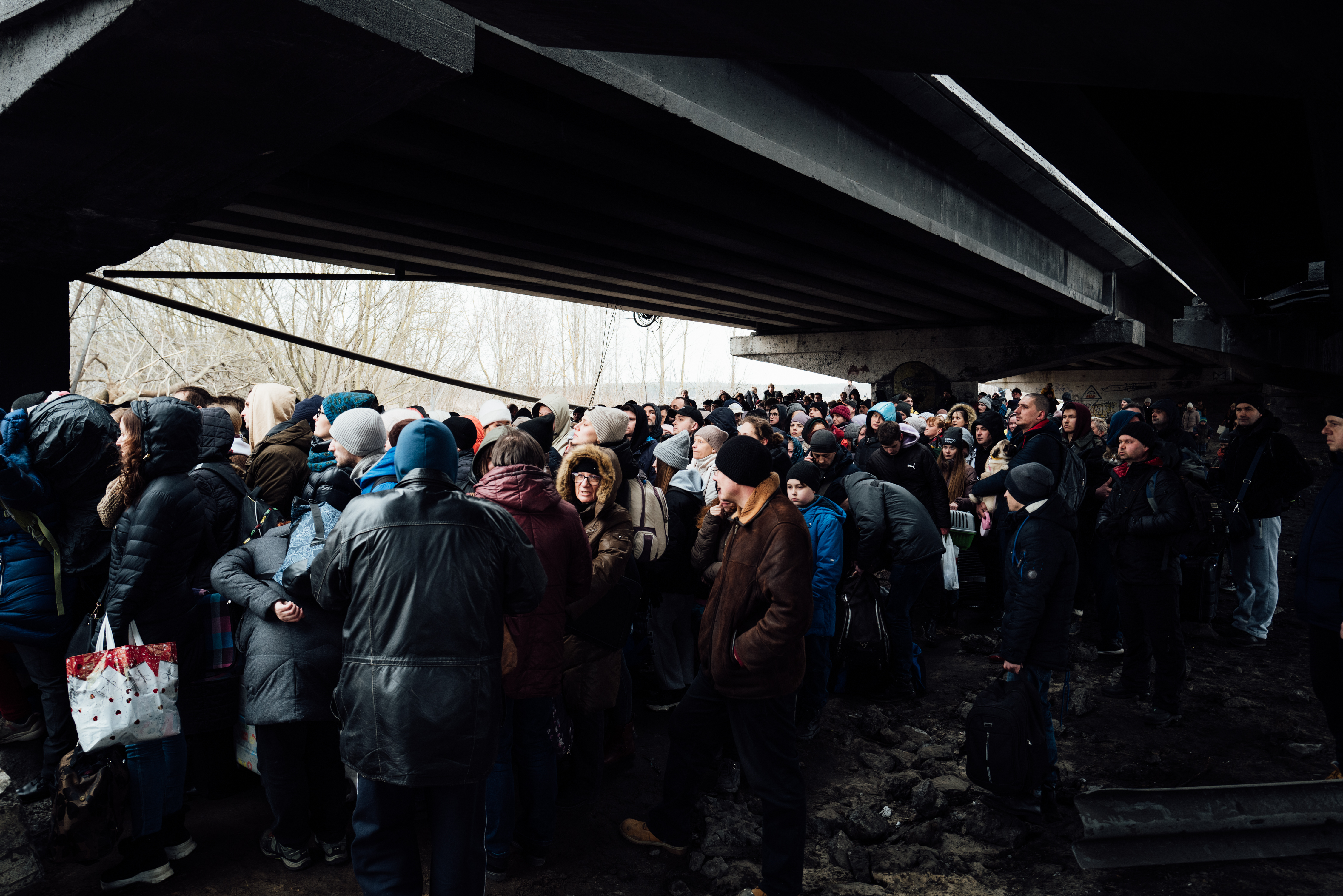 Orang berkerumun di kolong jembatan