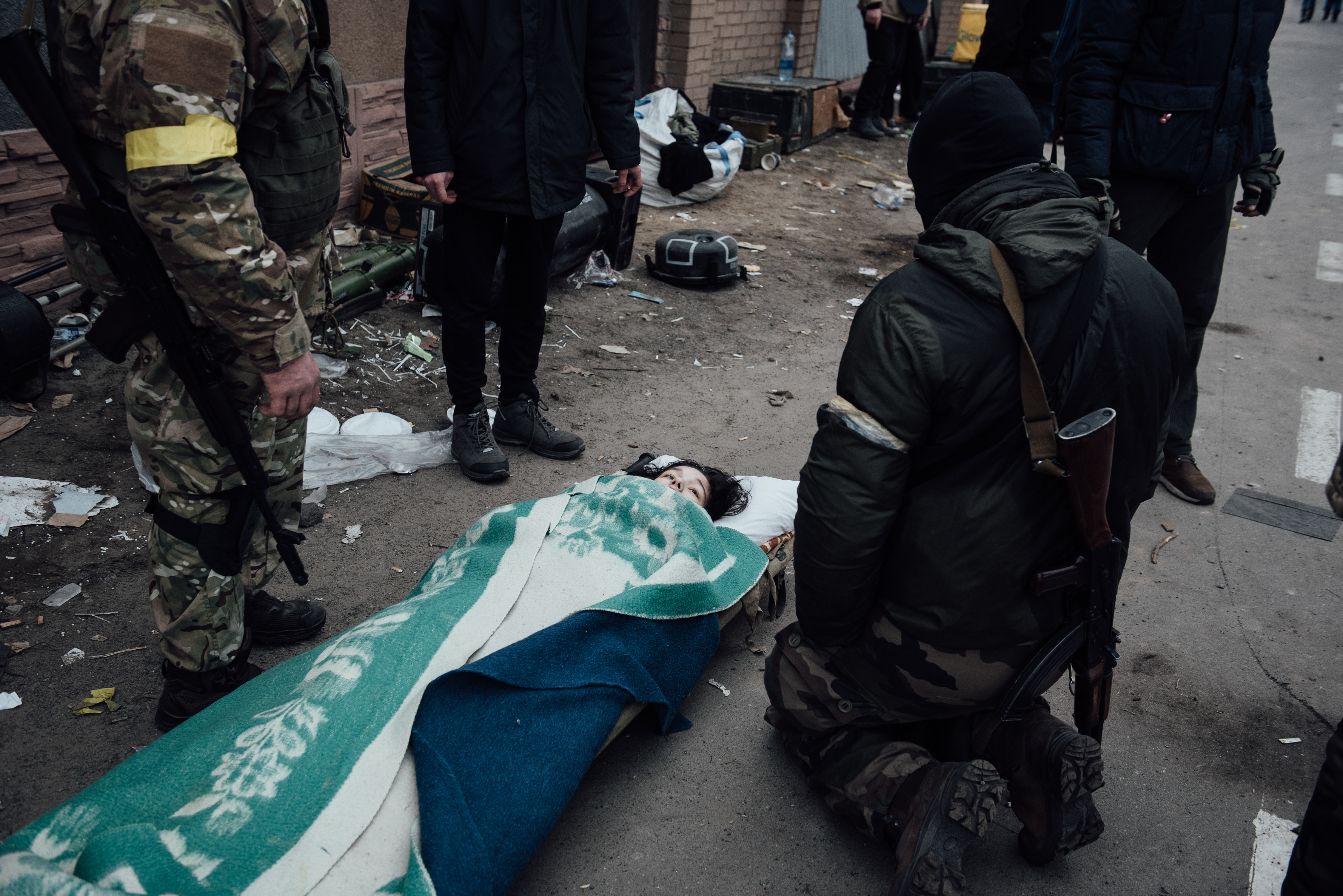 Tentara Ukraina menenangkan anak perempuan yang terluka di Irpin. 