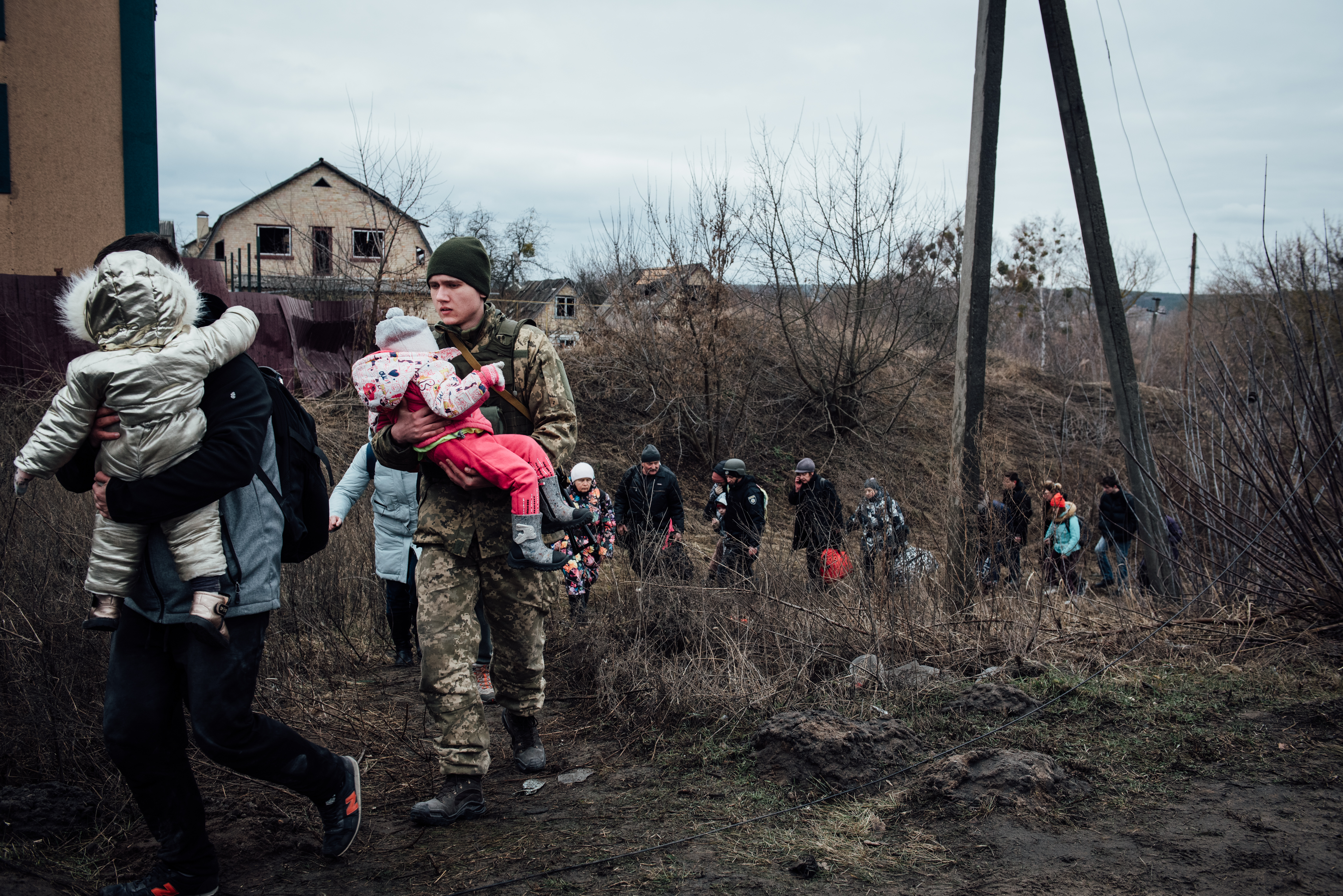 Prajurit menggendong anak kecil saat evakuasi