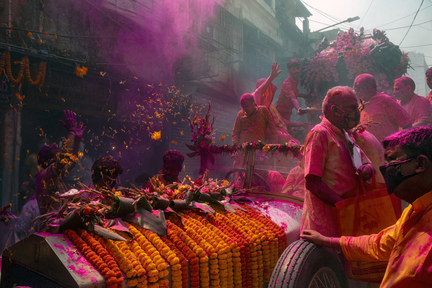 Festival Holi di Kolkata, India — mobil antik Rolls-Royce menjadi kereta arak patung Dewa Krishna dan Radha