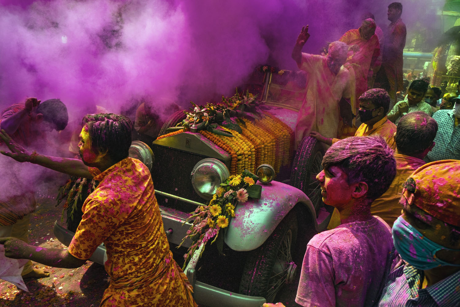Festival Holi di Kolkata, India — mobil antik Rolls-Royce menjadi kereta arak patung Dewa Krishna dan Radha