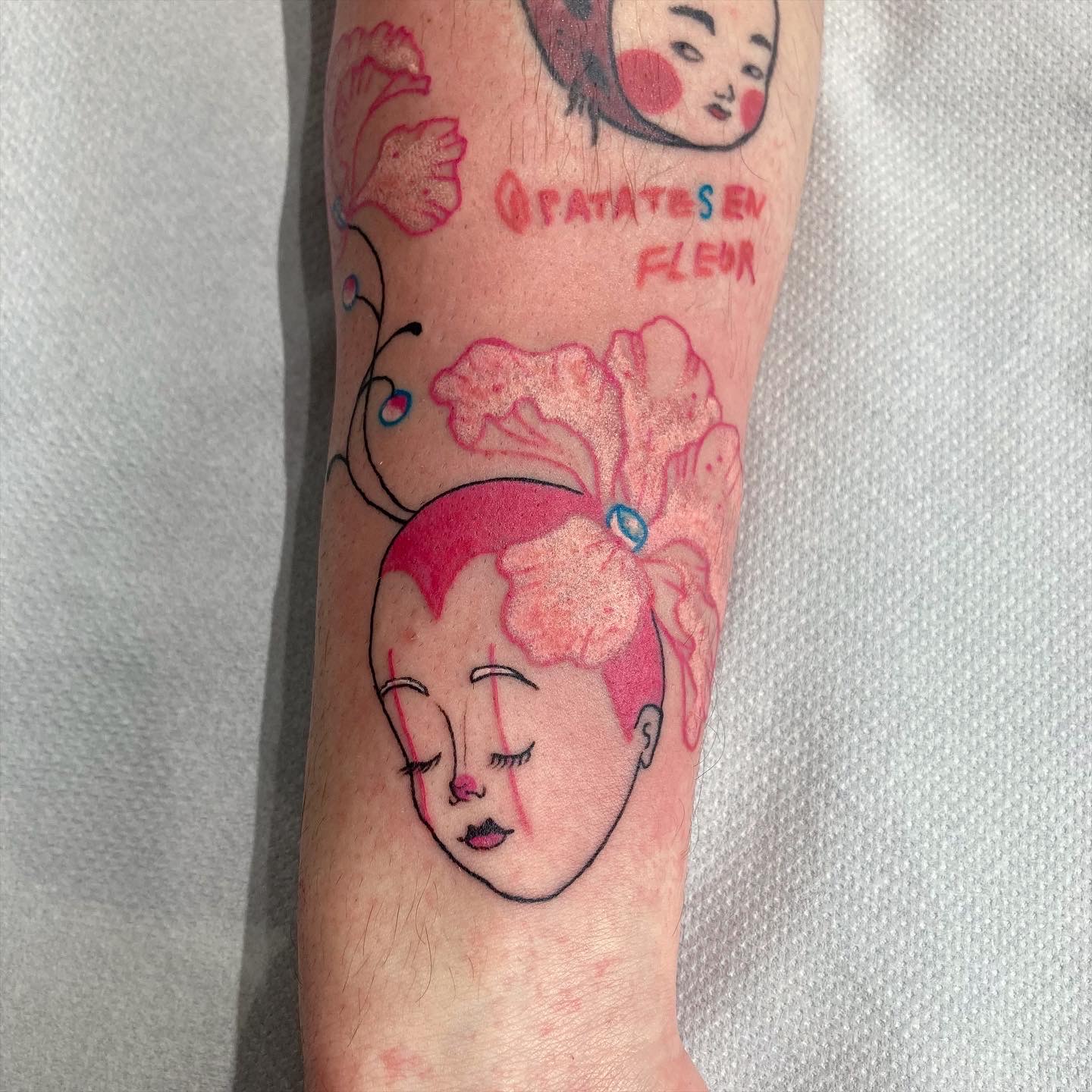 tatuaggio nicoz balboa viso con occhi chiusi e capelli rosa