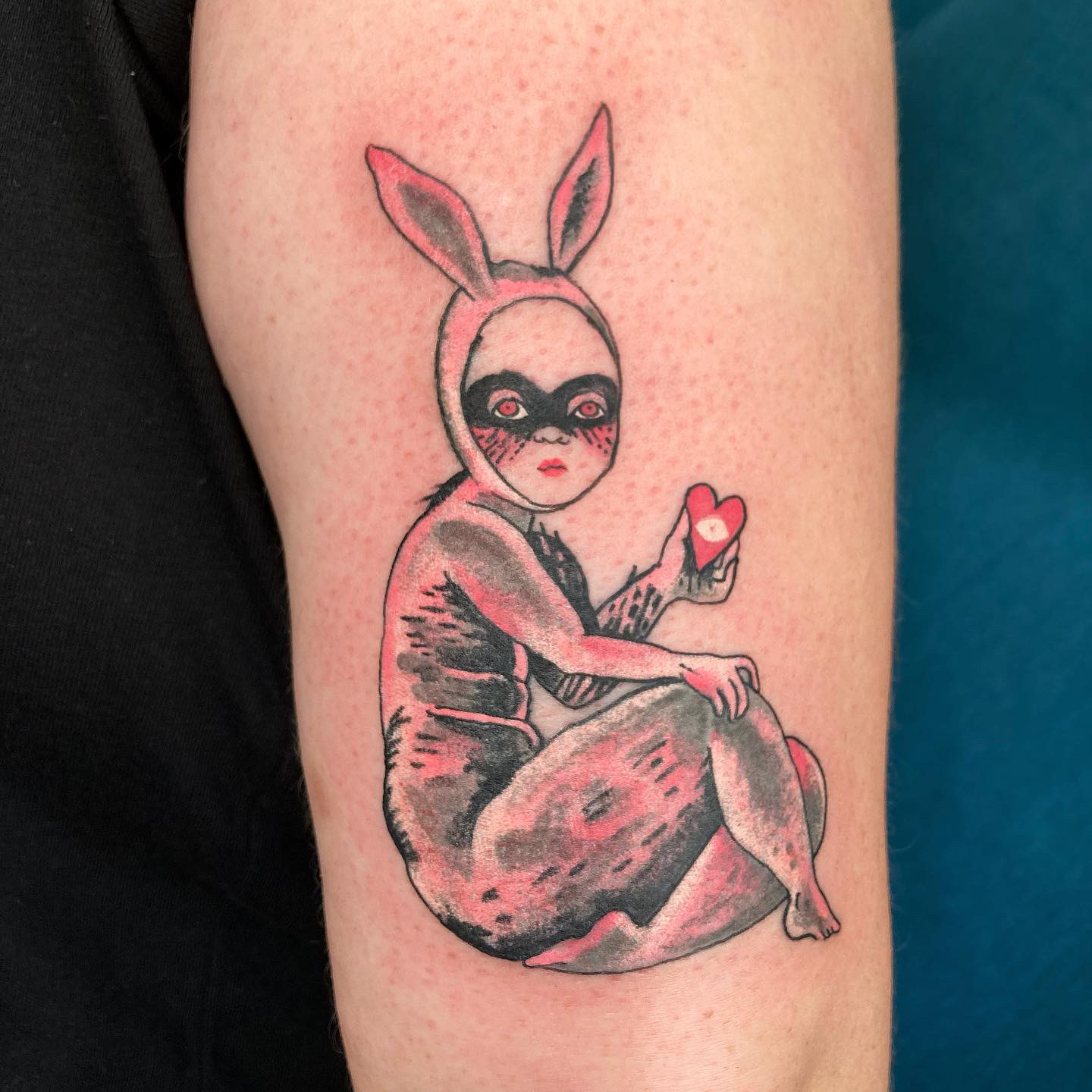 tatuaggio nicoz balboa persona con costume rosa e mscherina nera