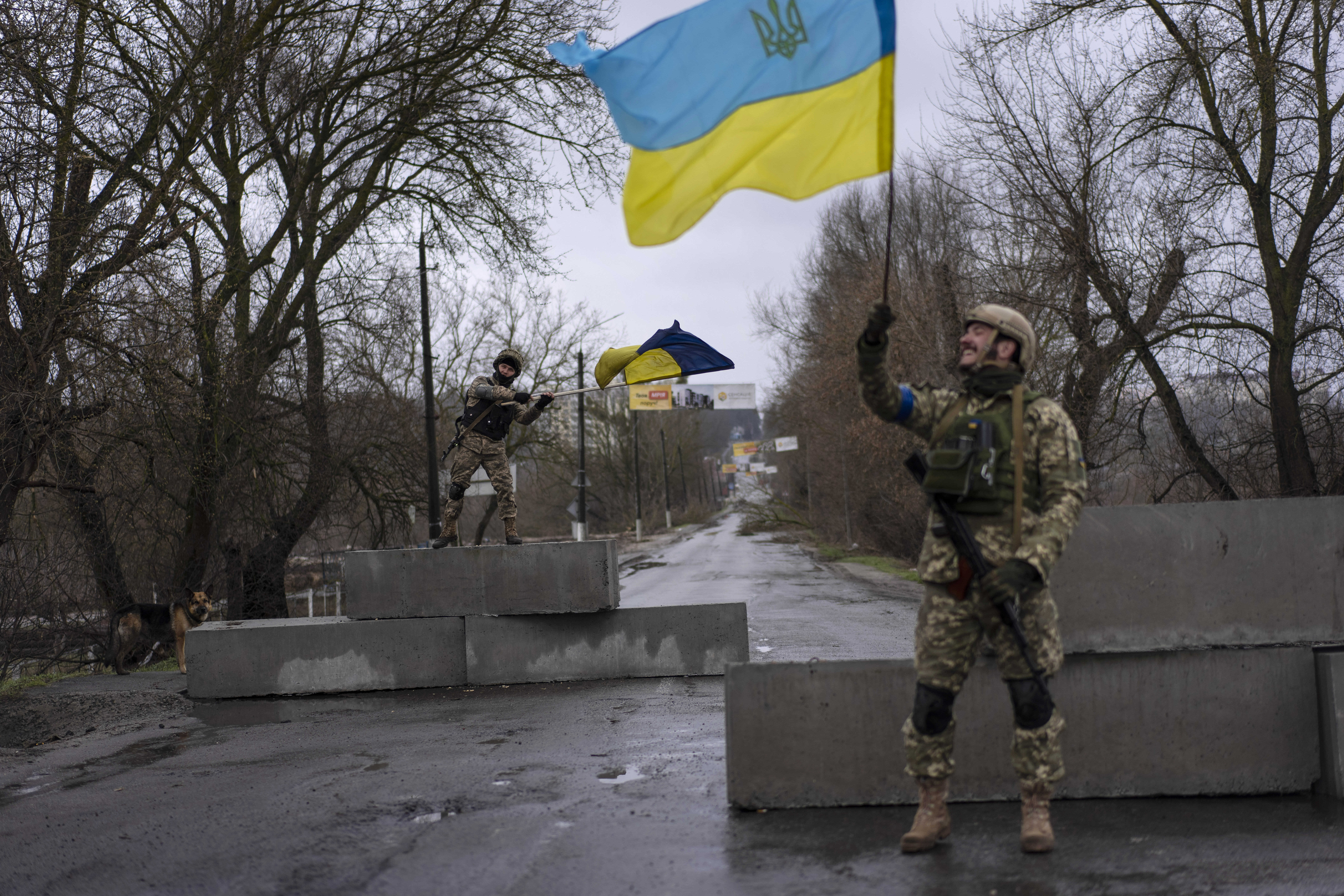 Prajurit mengibarkan bendera Ukraina