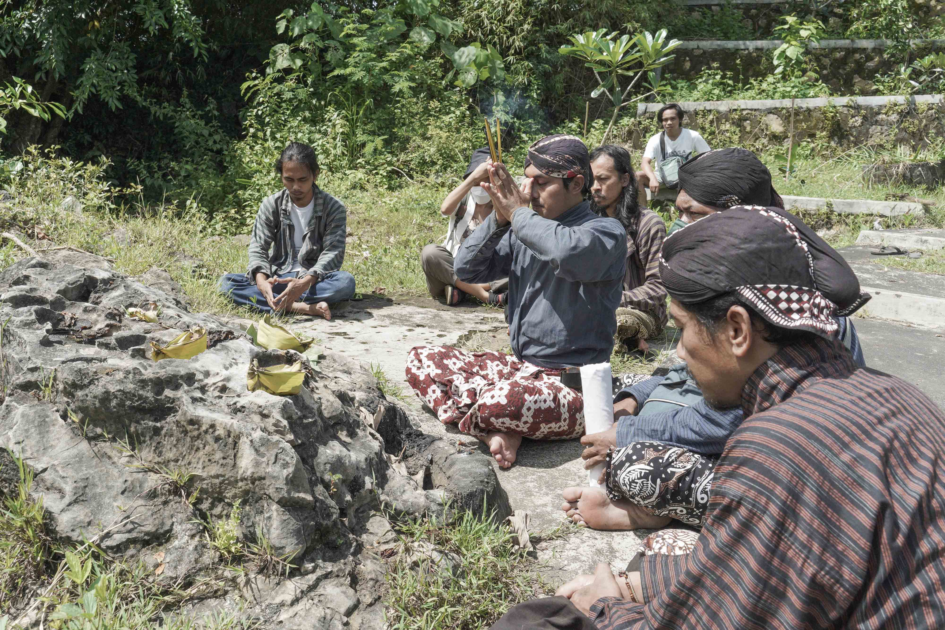 Ritual memule leluhur di situs batu Gowang di tepi Kali Gowang. Ritual dilakukan sebelum menanam.jpg