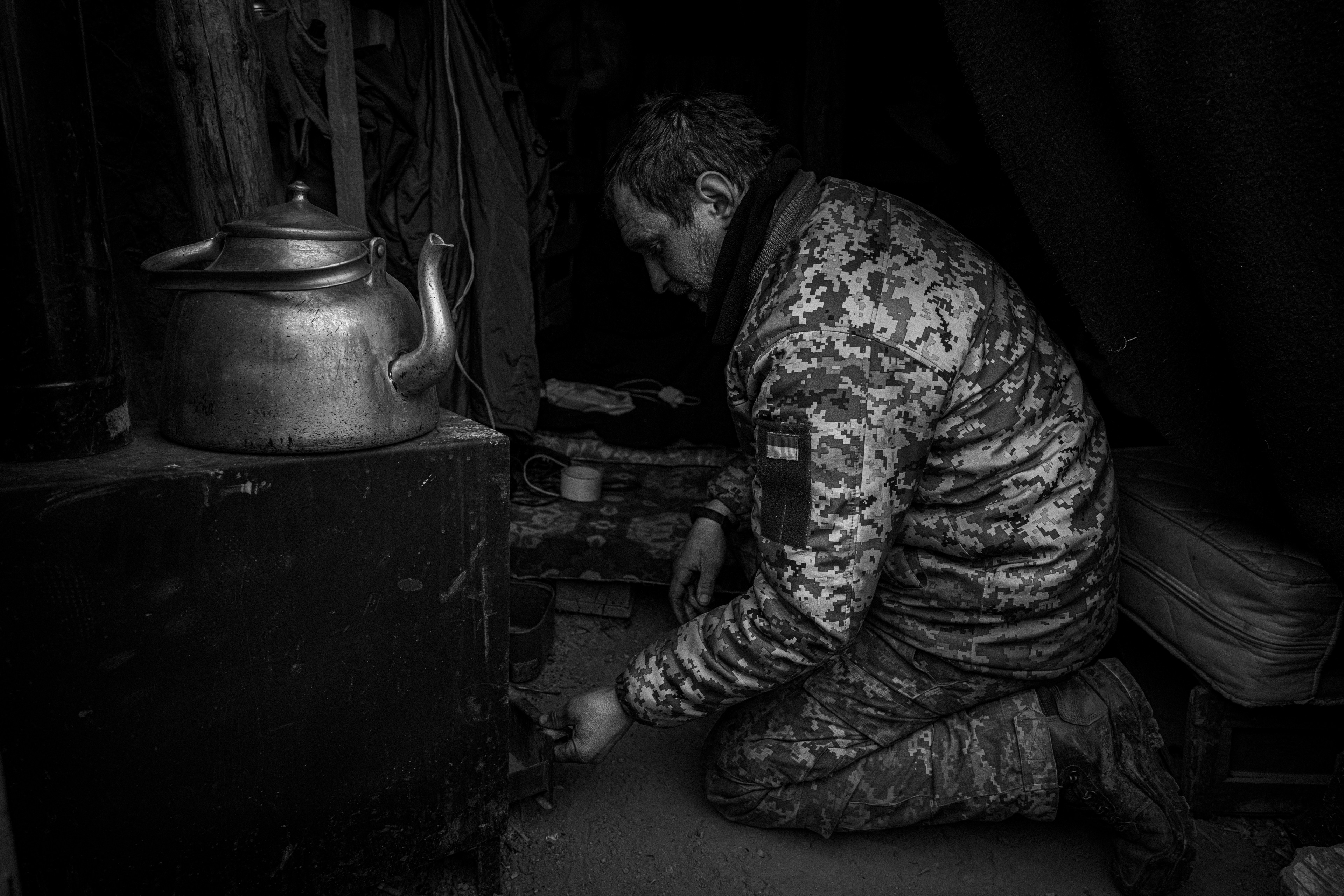 Tentara Ukraina menyeduh teh saat istirahat.