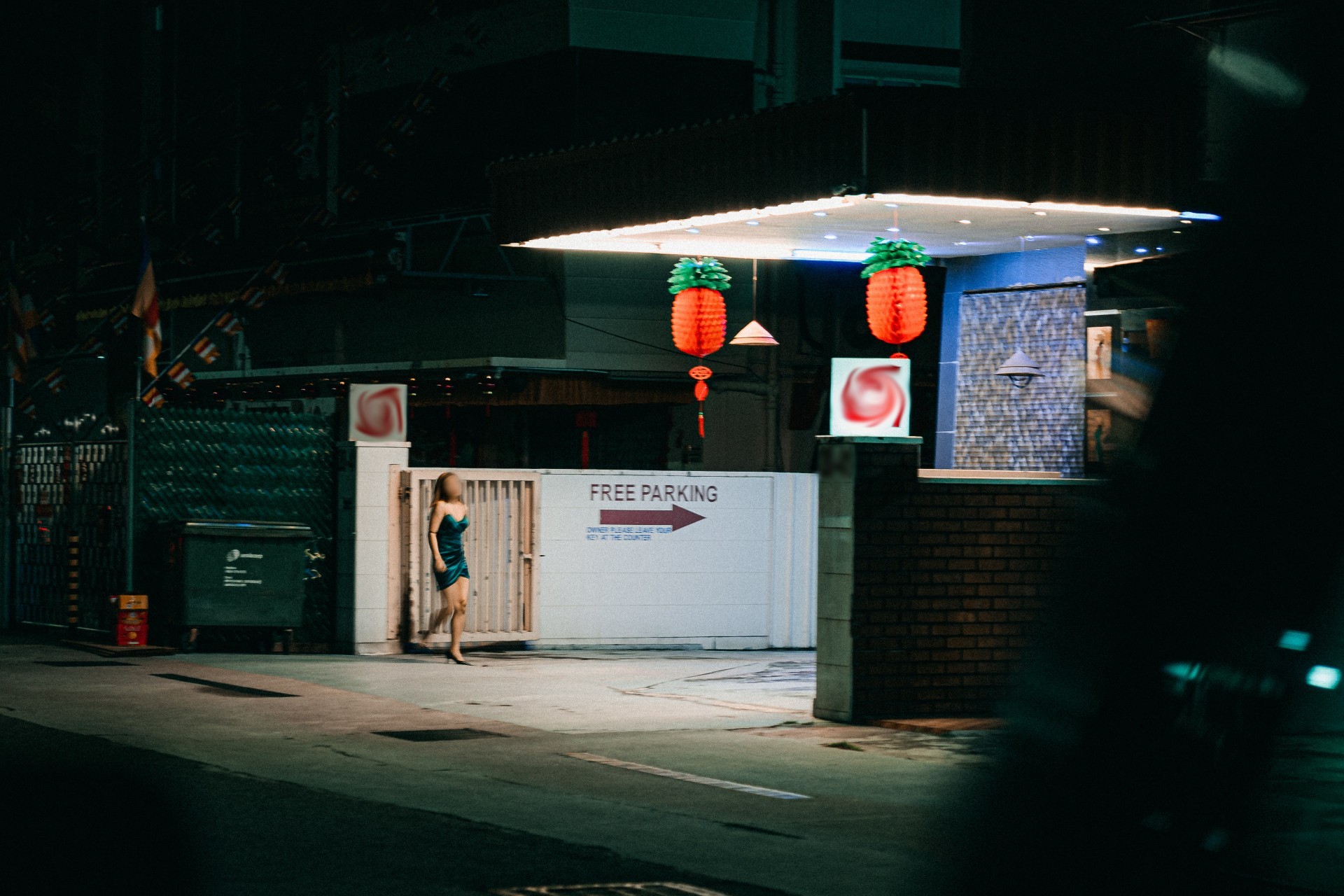 Perempuan berjalan di malam hari. Foto: Zac Tan