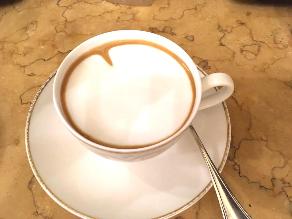 Secangkir cappuccino dengan bagian atas sepenuhnya putih