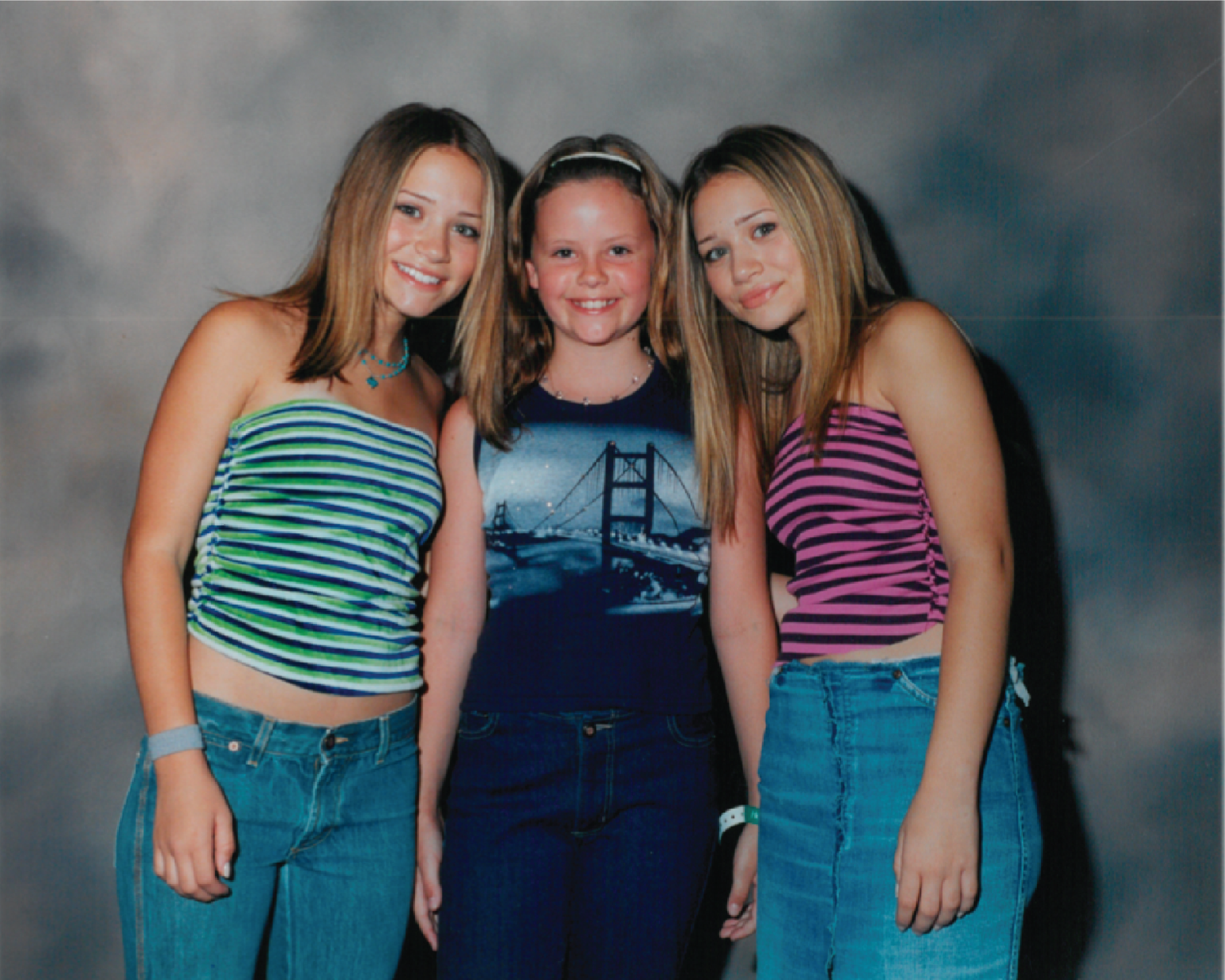 de niñas, sarah ramos, mary kate y ashley olsen posan para una foto