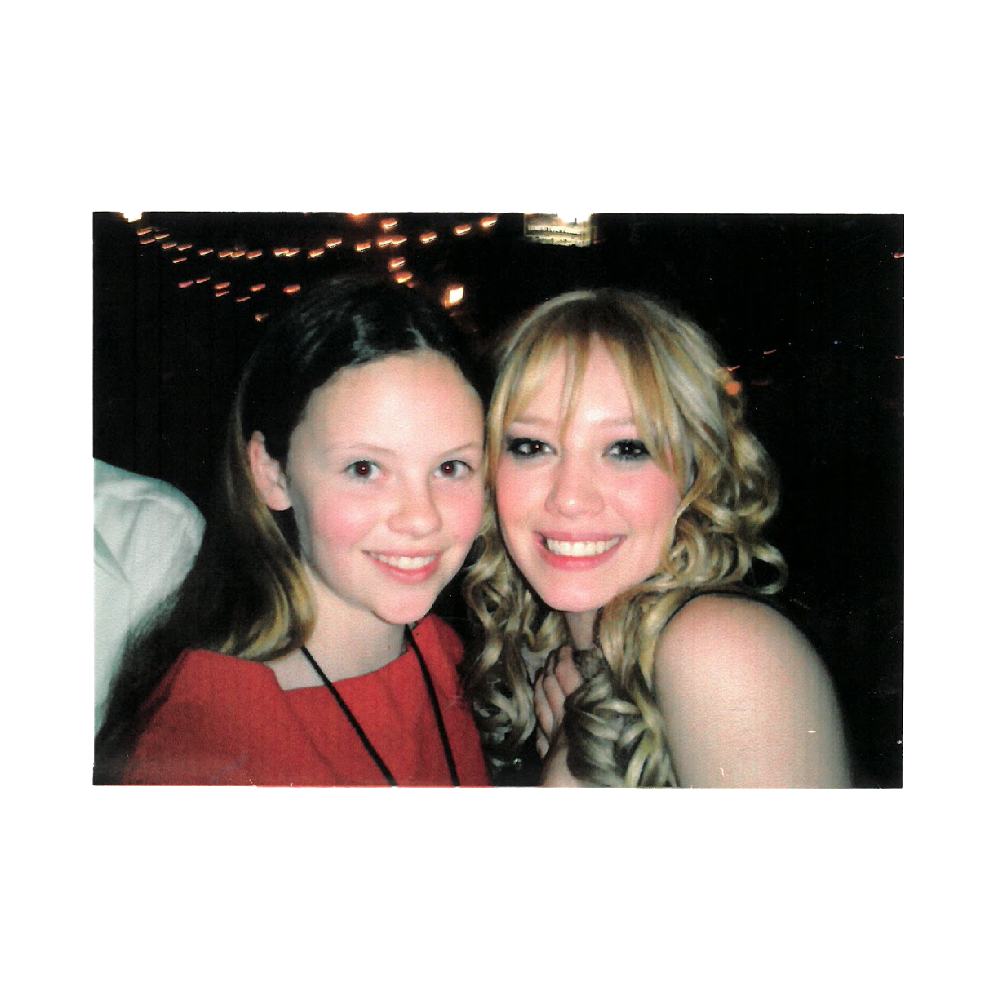 sarah ramos (de niña) e hilary duff posan para una selfie