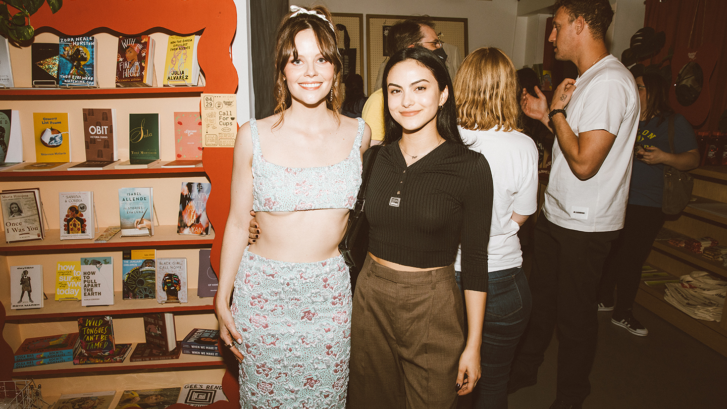 sarah ramos y camila mendes son fotografiadas juntas en junior high la