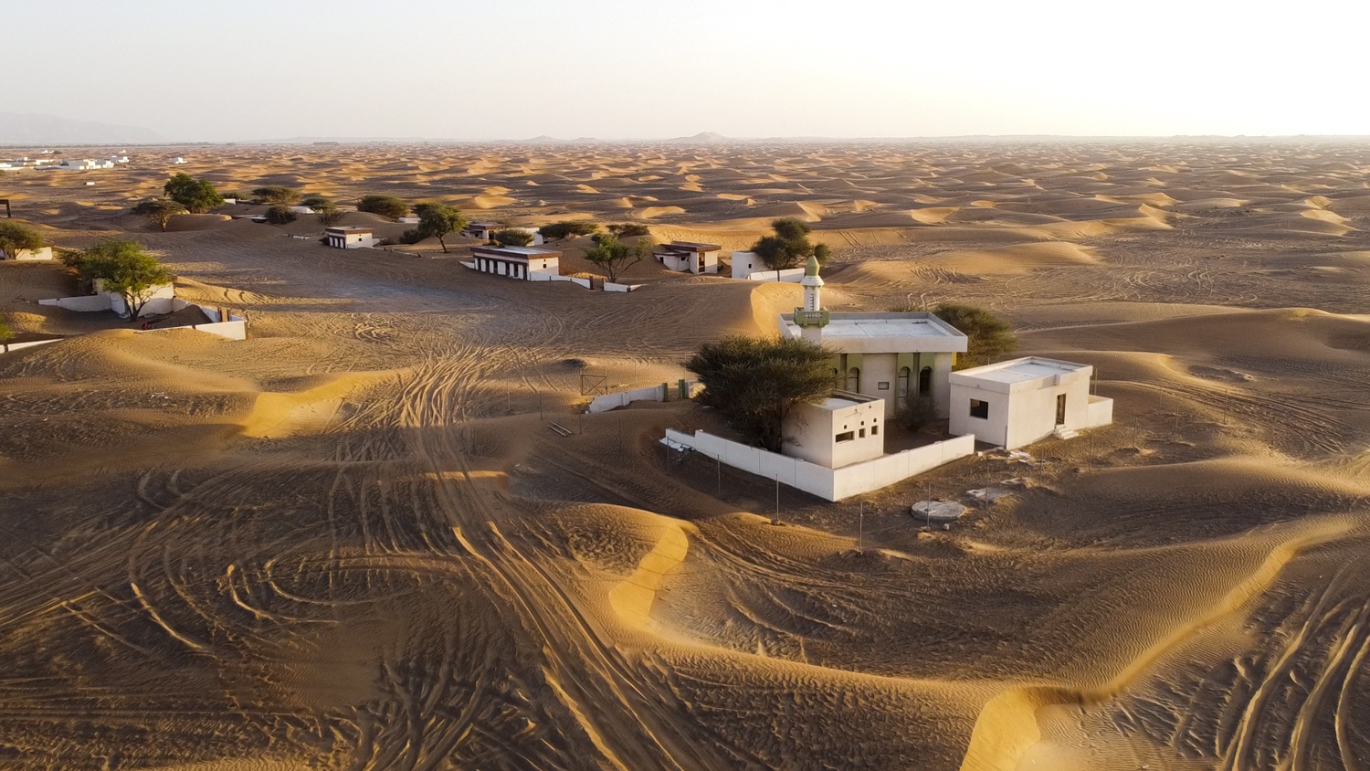 Al Madam, UAE – rumah bergaya modern berdiri di tengah gurun pasir