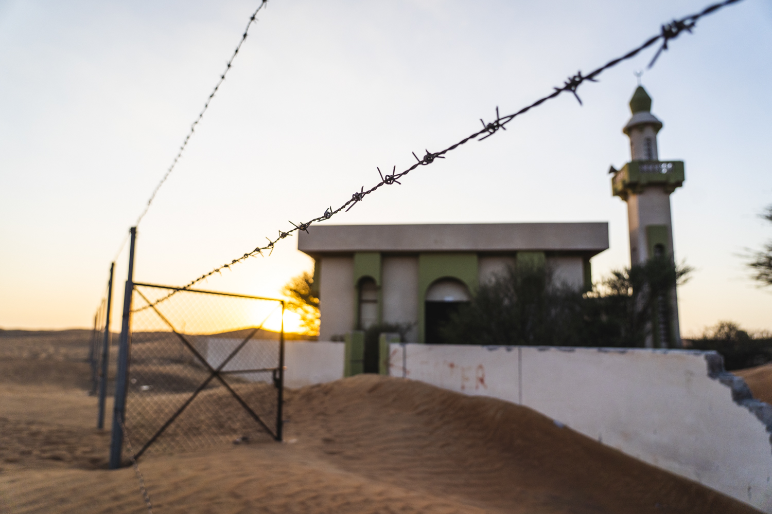 Masjid yang dikelilingi pagar kawat