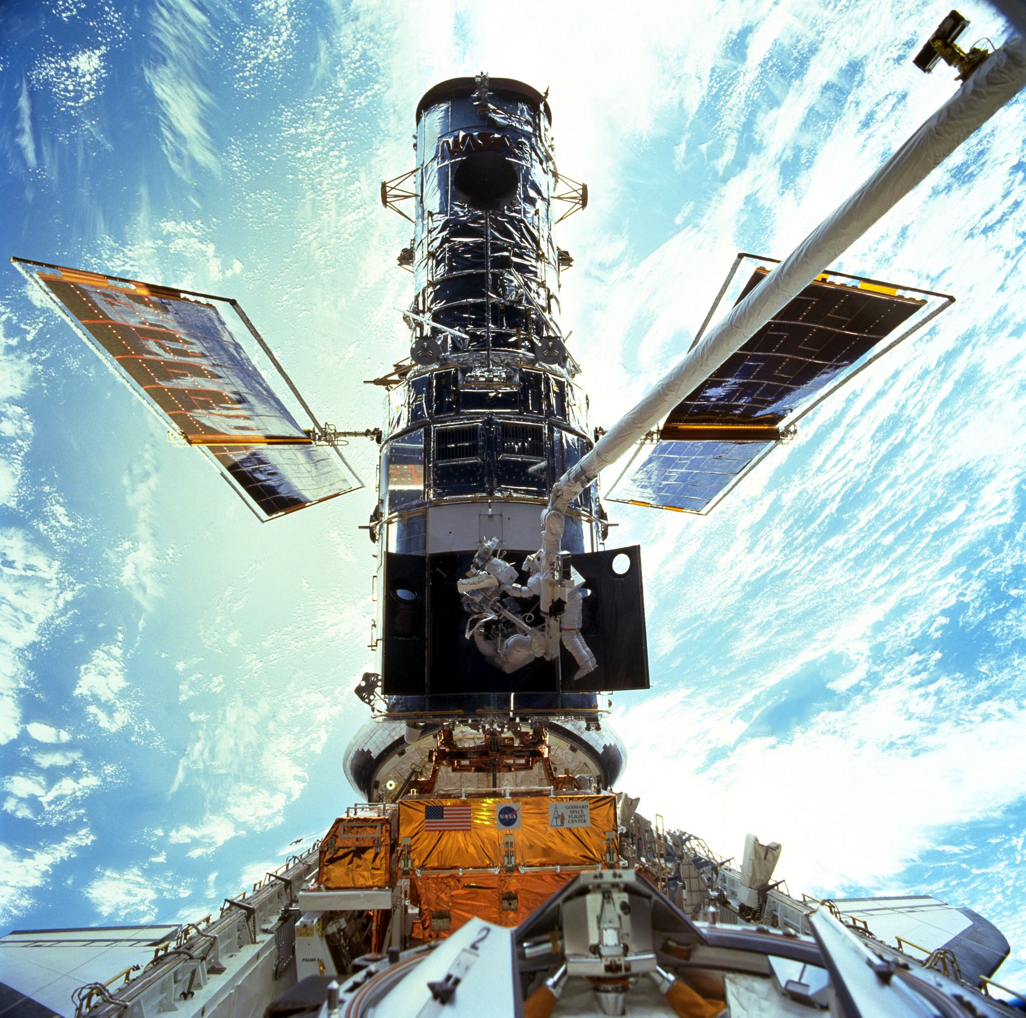 Astronot Steven L. Smith dan John M. Grunsfeld mengecek kondisi teleskop SM3A | Foto: NASA/ESA