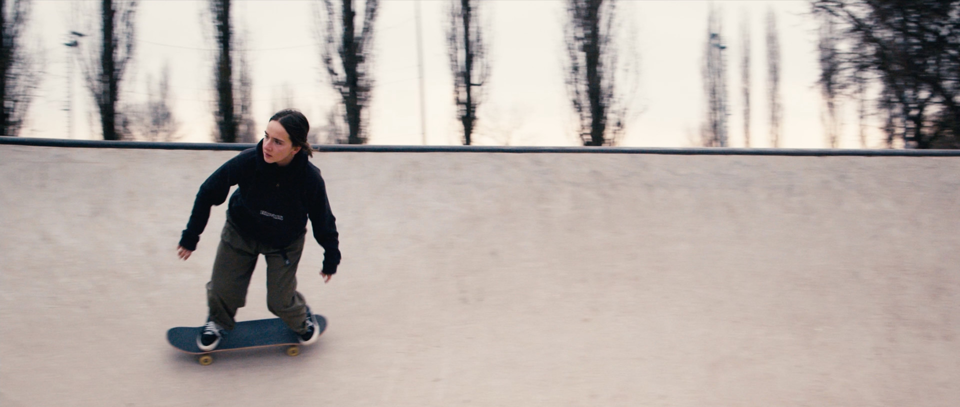 ragazza che fa skate connections film still