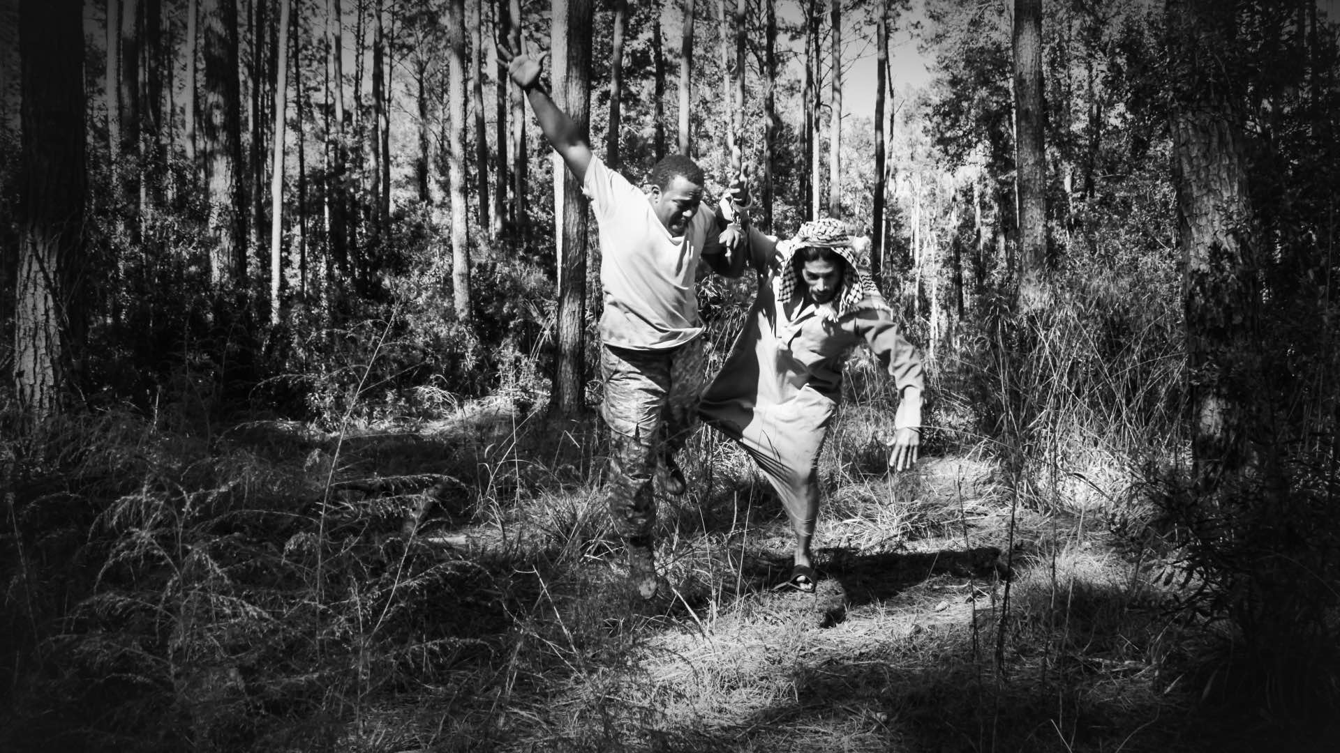 foto in bianco e nero di due persone in mezzo alla foresta still dal film not me