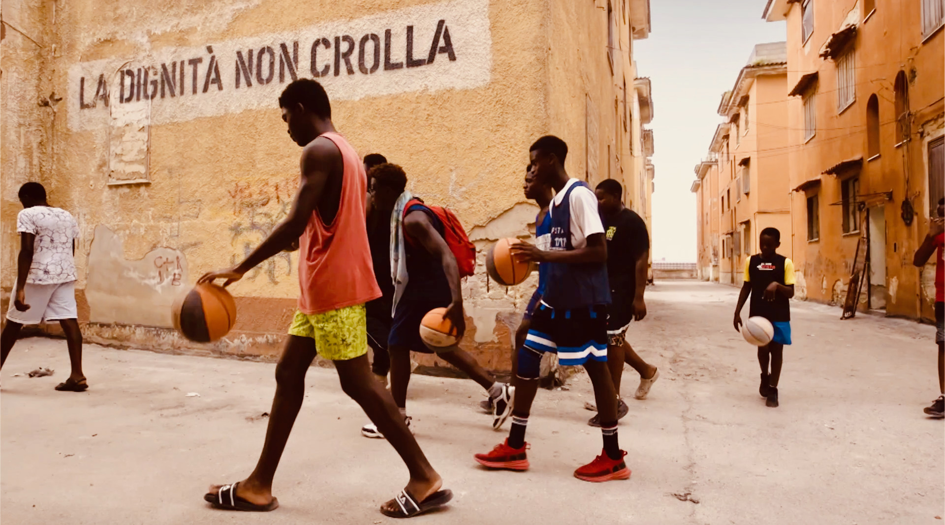 still dal film tam tam basket giocatori di basket in un quartiere italiano