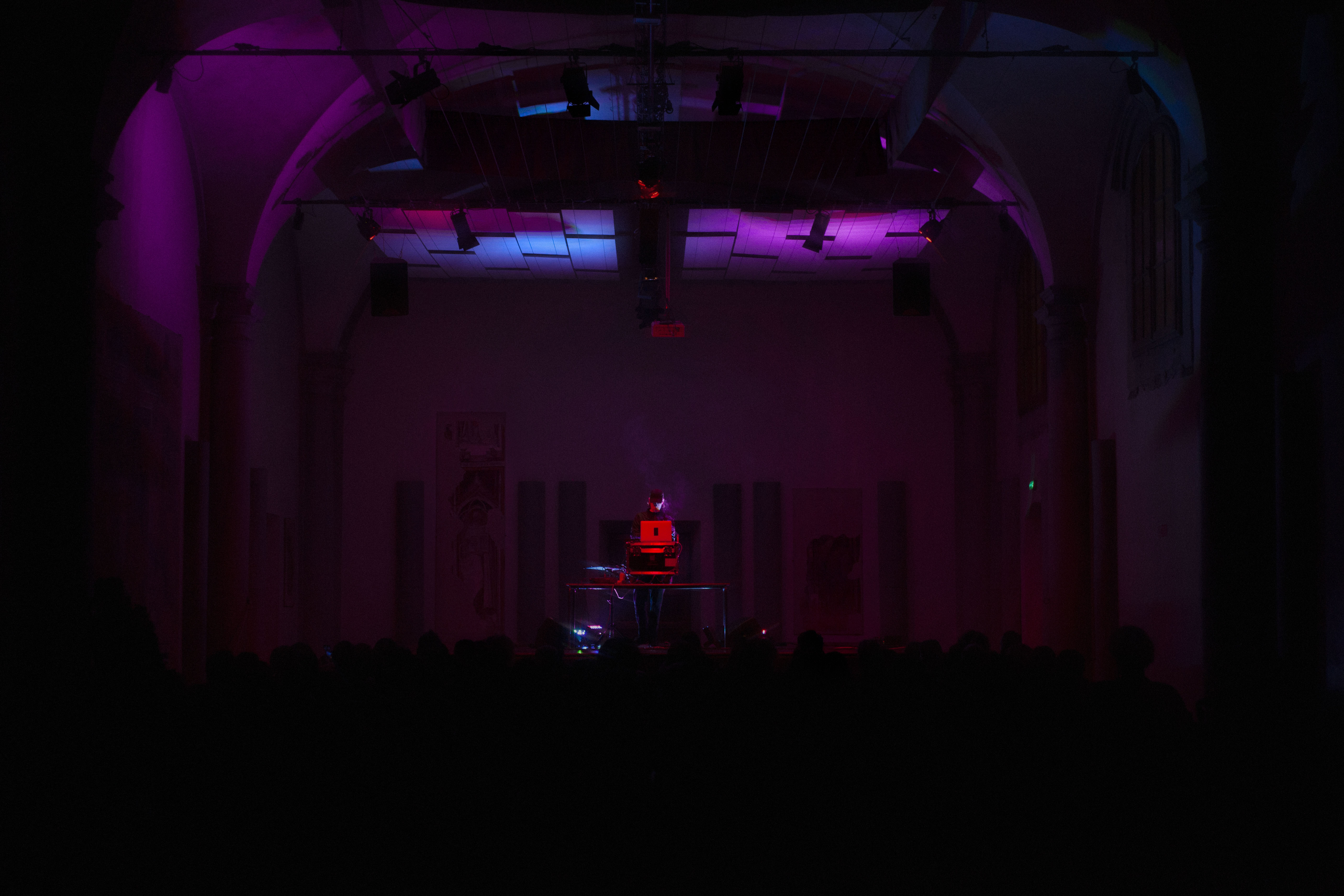 venue club illuminato di viola