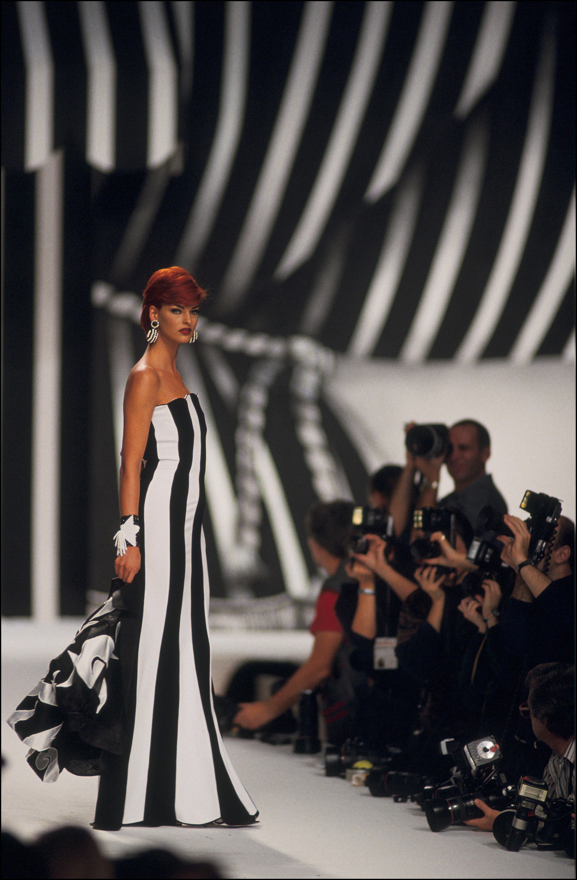 90s & early 00s fashion: iconic Valentino gowns worn by Naomi Campbell and  Gisele Bündchen on the runway and Halle Berry and Julia Roberts on the  Oscars red carpet