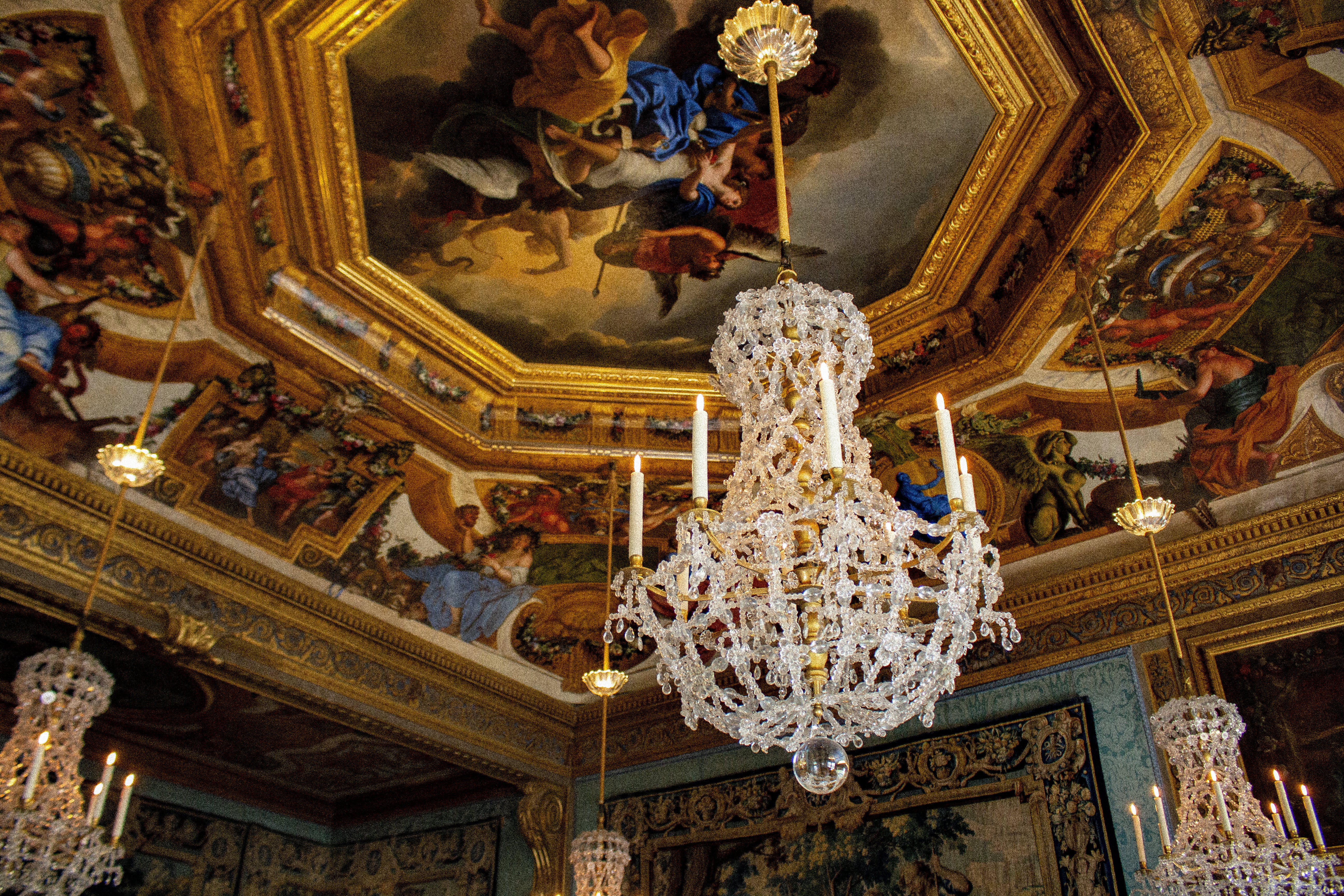 Lukisan atap bergaya Barok dan chandelier
