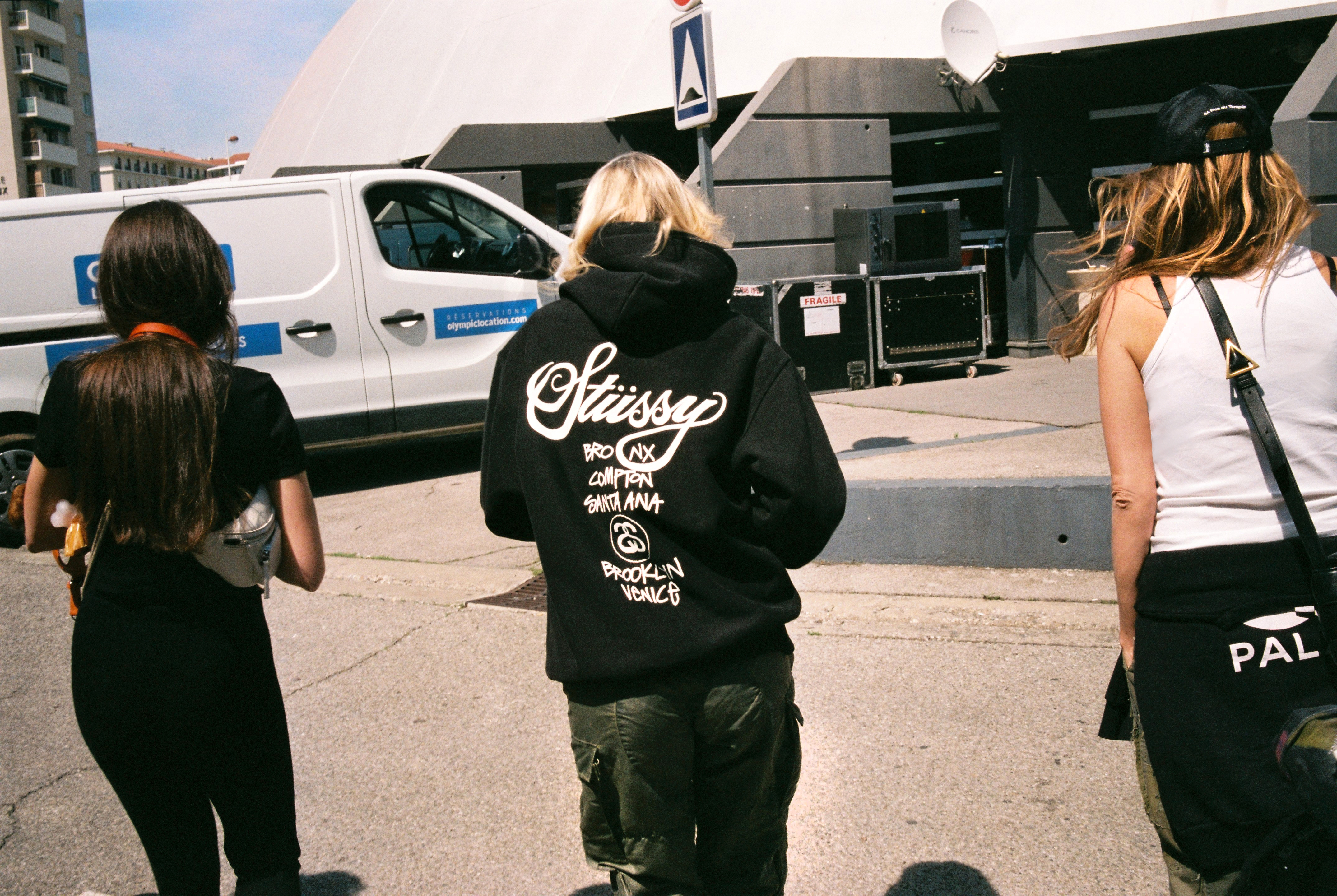 Angele walking to the venue before her concert