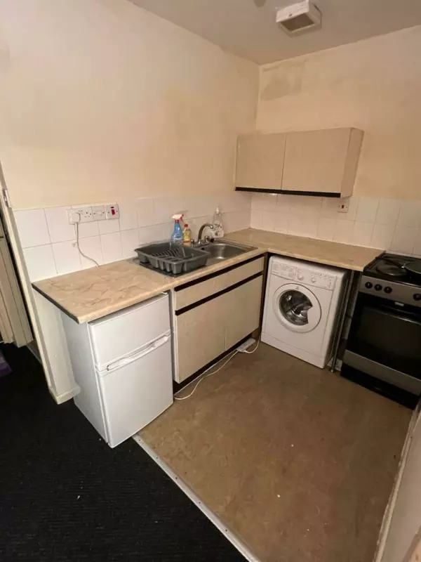 A small cramped kitchen in a tiny studio flat for rent in Birmingham
