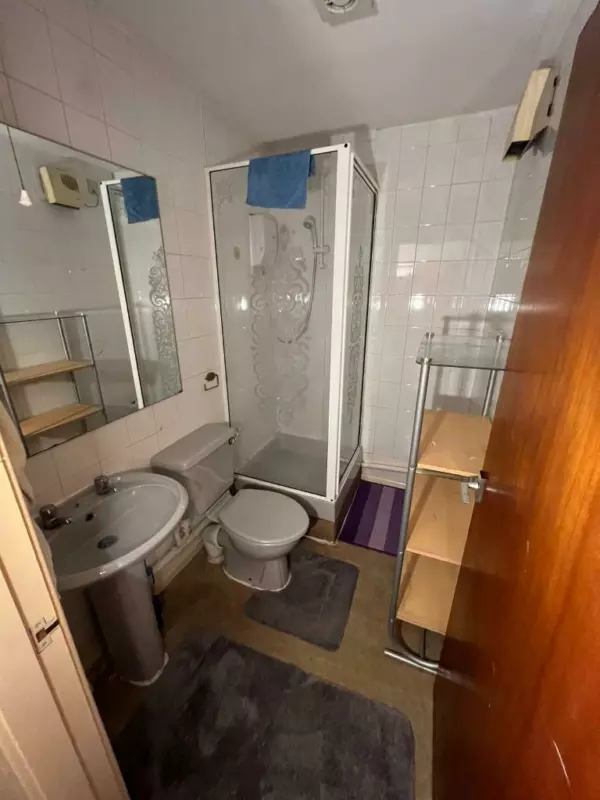 A small cramped bathroom in a tiny studio flat for rent in Birmingham