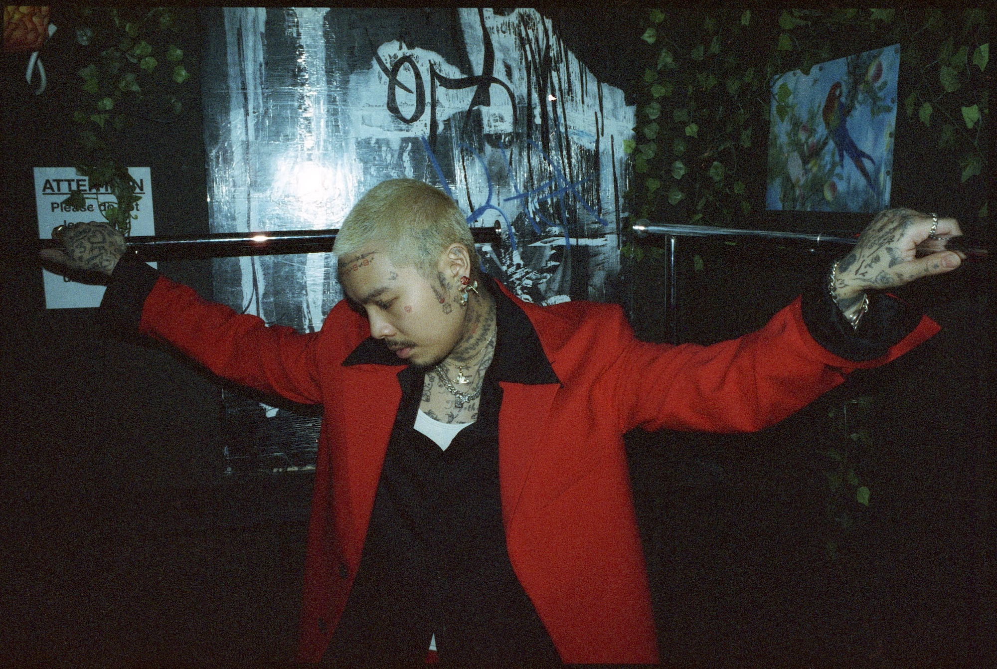 Bowen Goh, Brooklyn'deki Mood Ring'de kırmızı bir takım elbiseyle poz veriyor