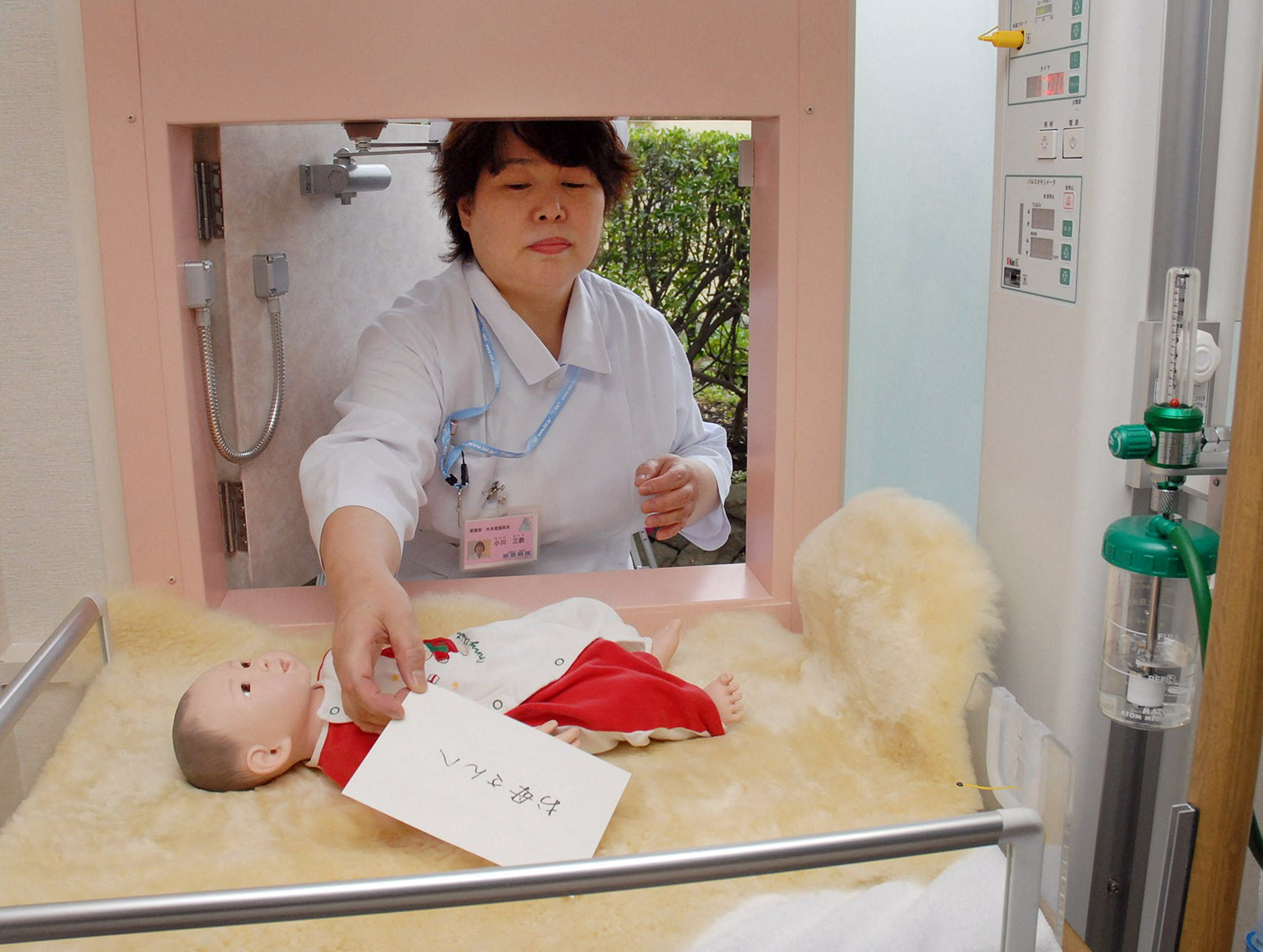 Perawat melakukan simulasi adopsi bayi