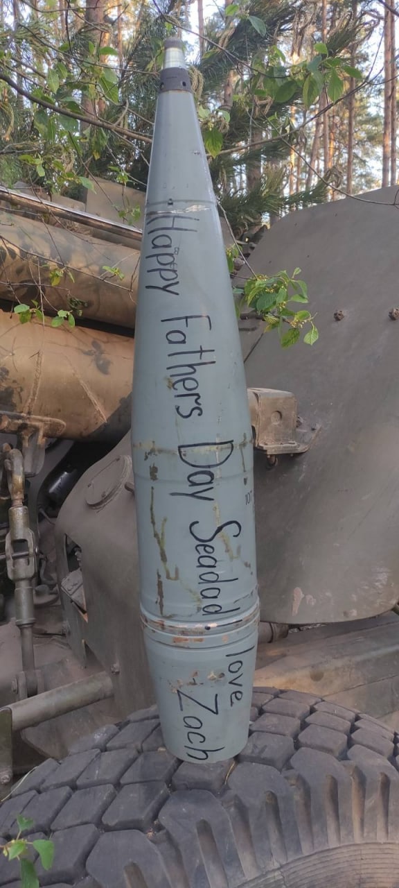 Ukrainians Are Paying to Paint Personal Messages on Artillery Shells - The  New York Times