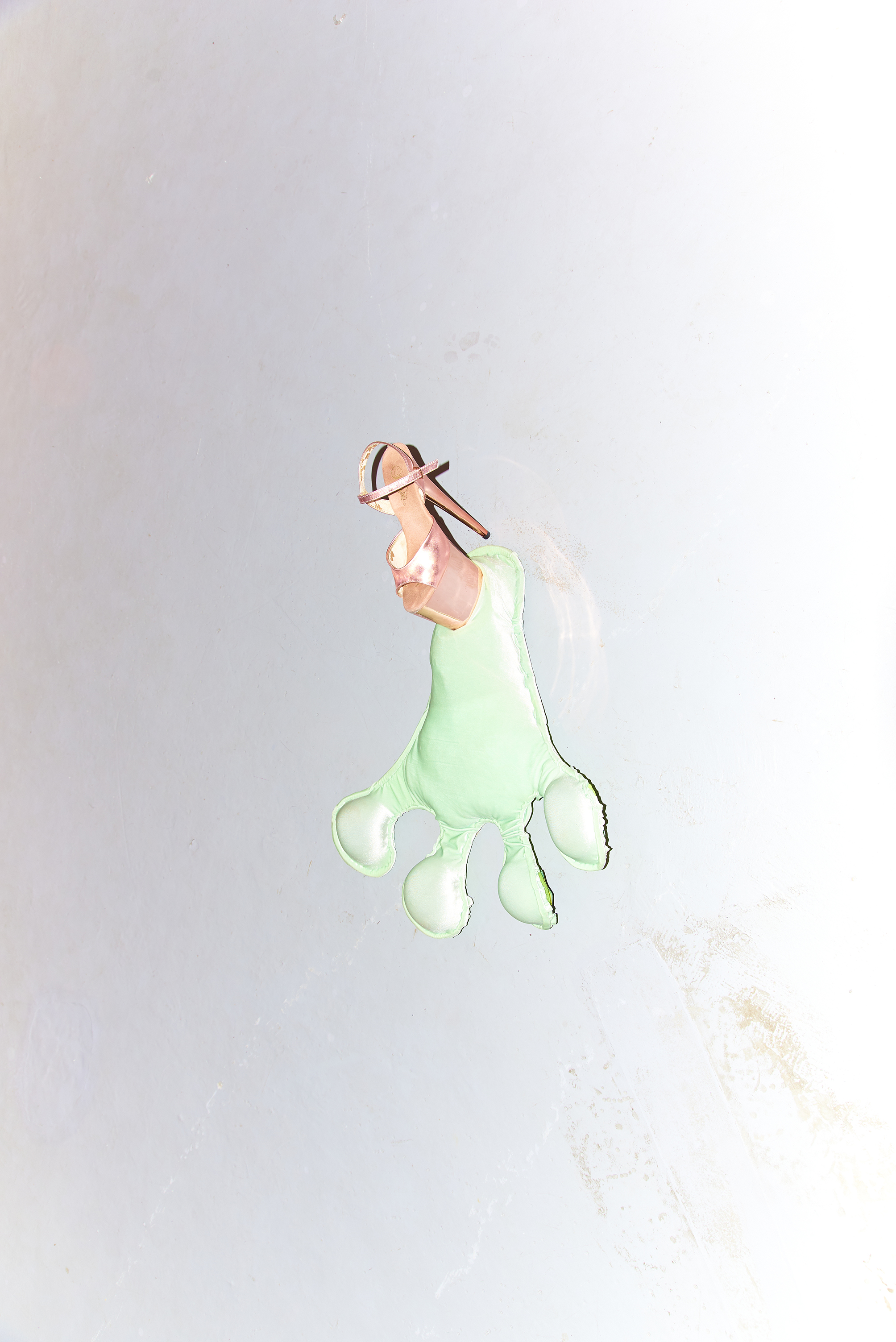 talent interpretano la collezione di moda ispirata al meme froggy bum
