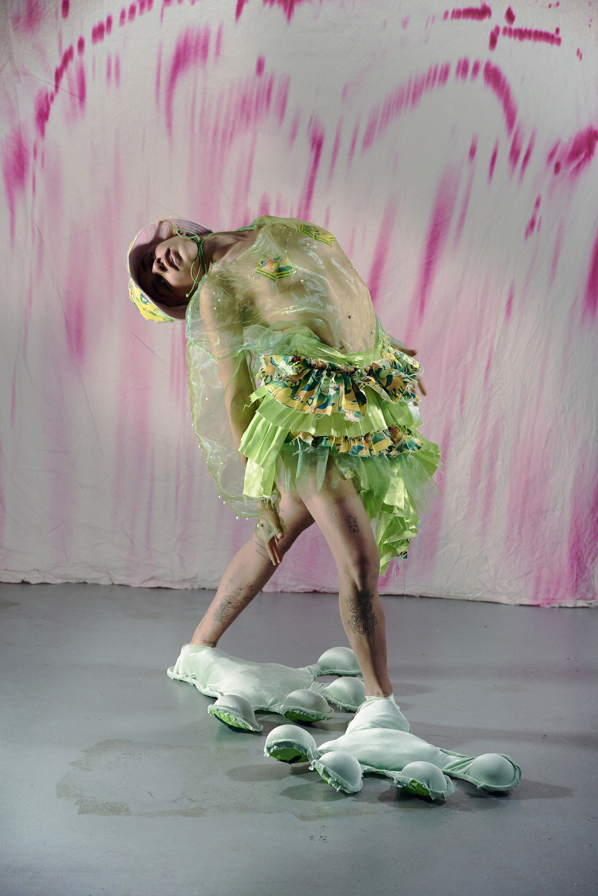 talent interpretano la collezione di moda ispirata al meme froggy bum