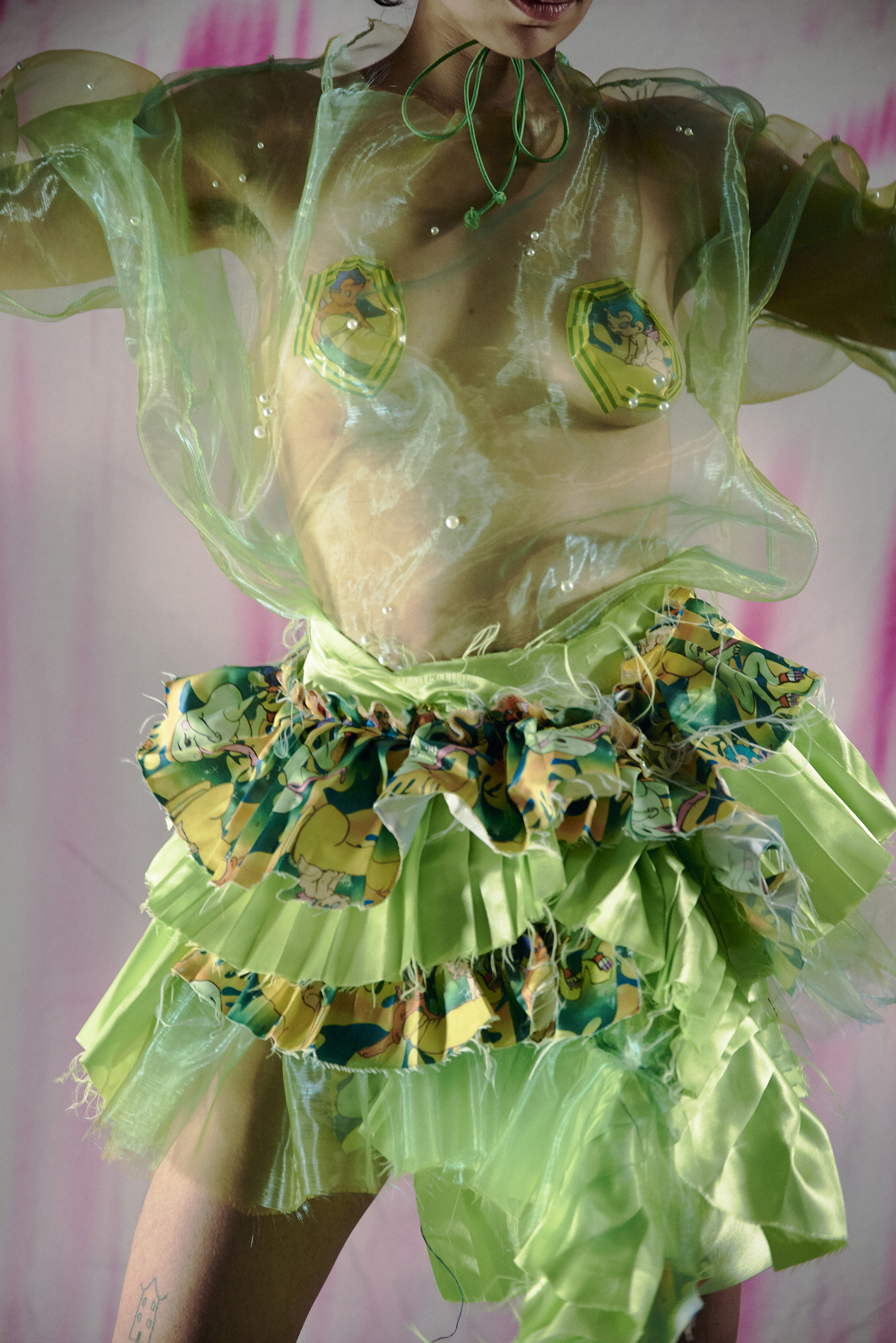 talent interpretano la collezione di moda ispirata al meme froggy bum