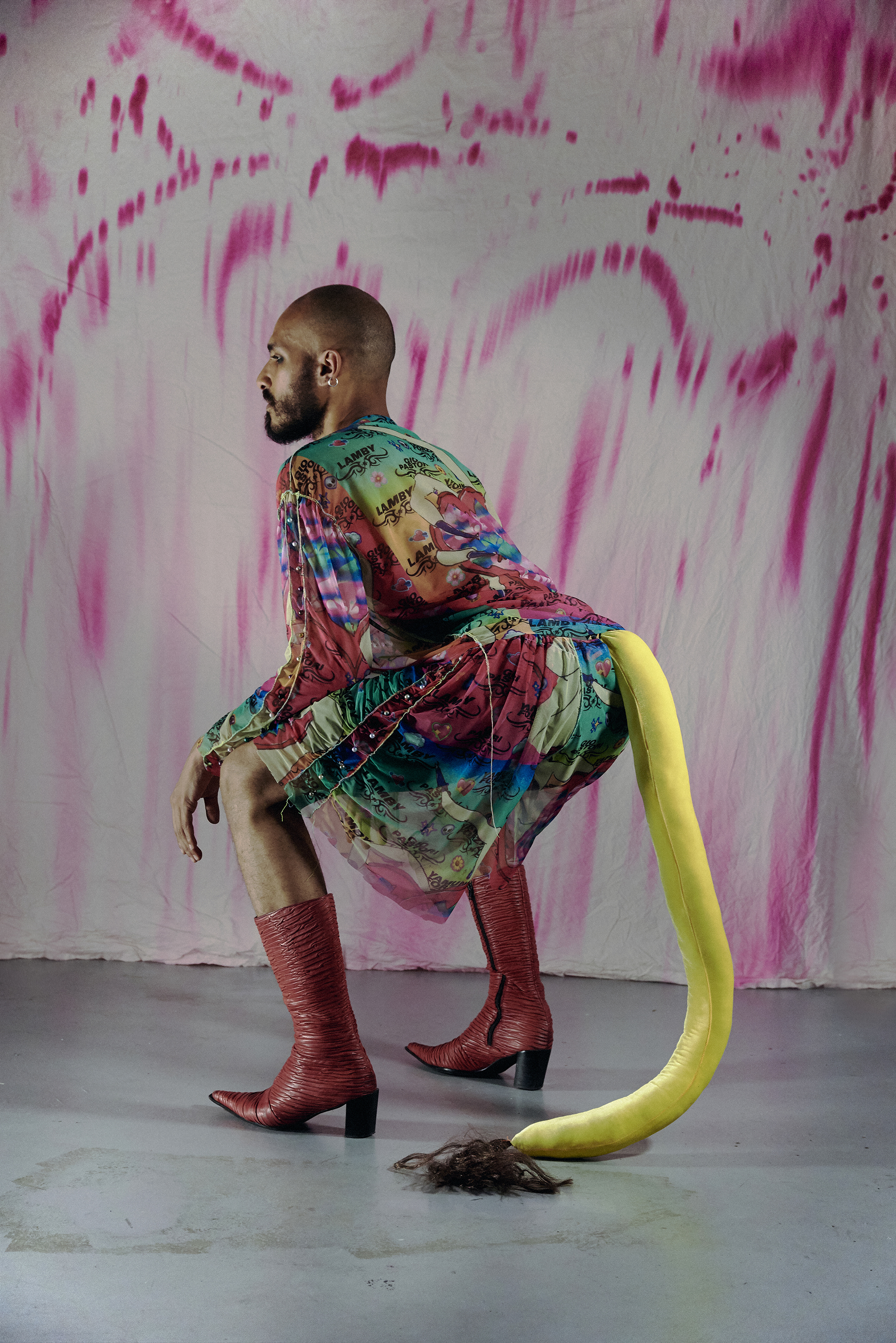 talent interpretano la collezione di moda ispirata al meme froggy bum