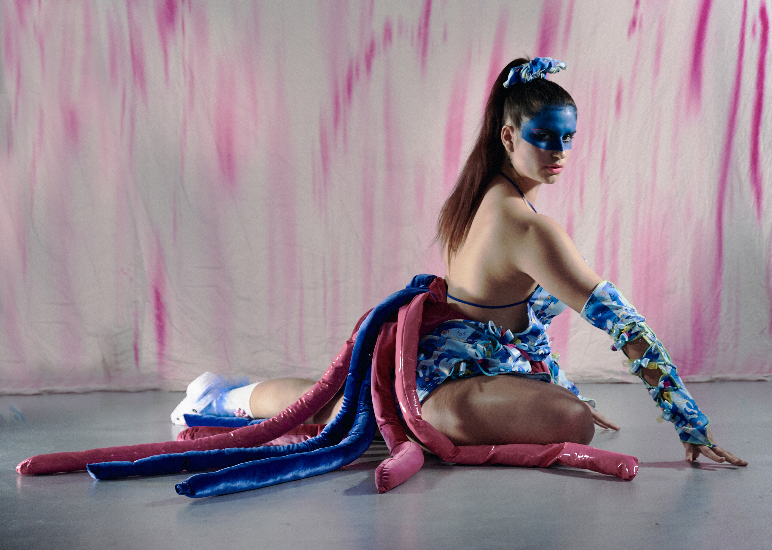 talent interpretano la collezione di moda ispirata al meme froggy bum