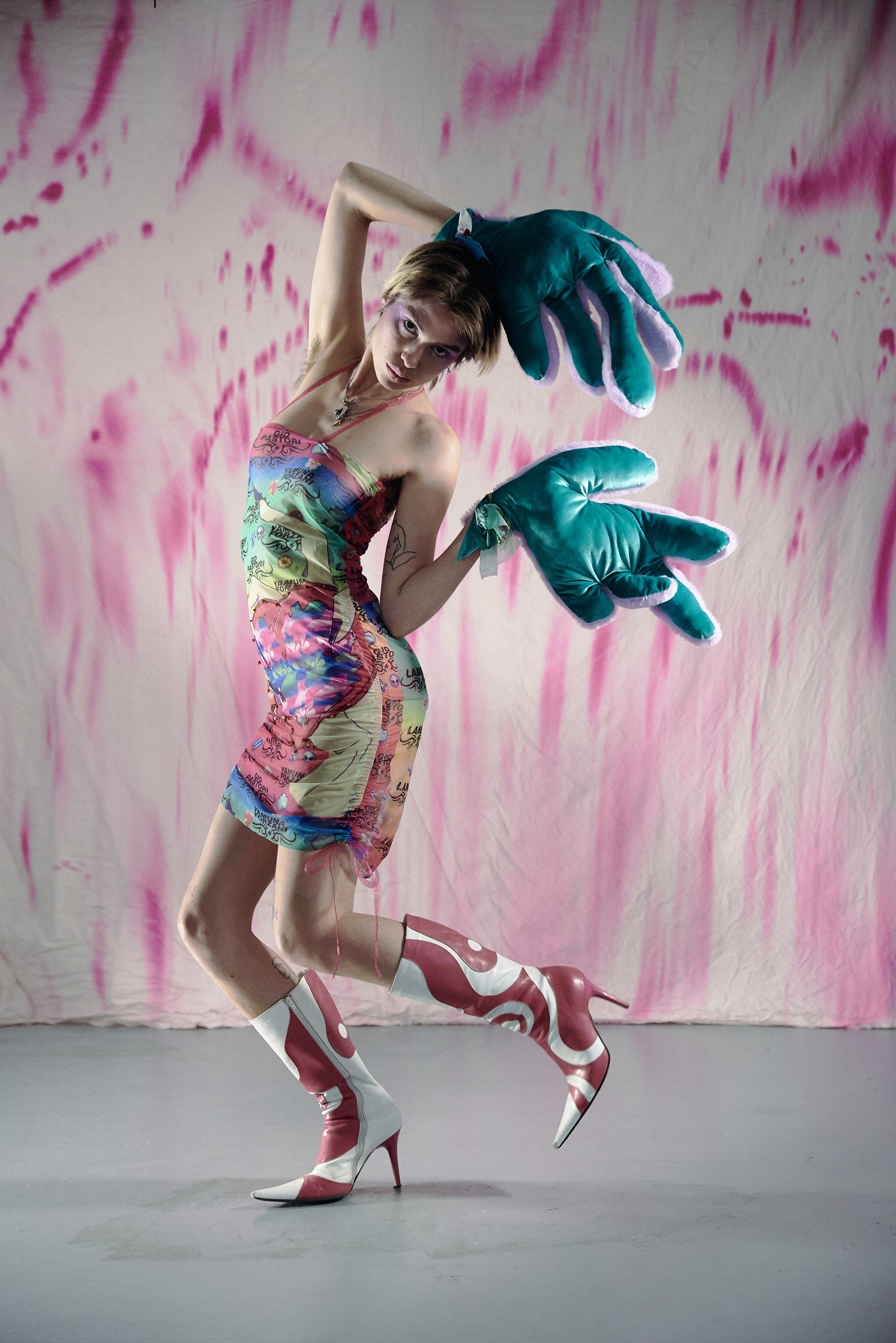 talent interpretano la collezione di moda ispirata al meme froggy bum