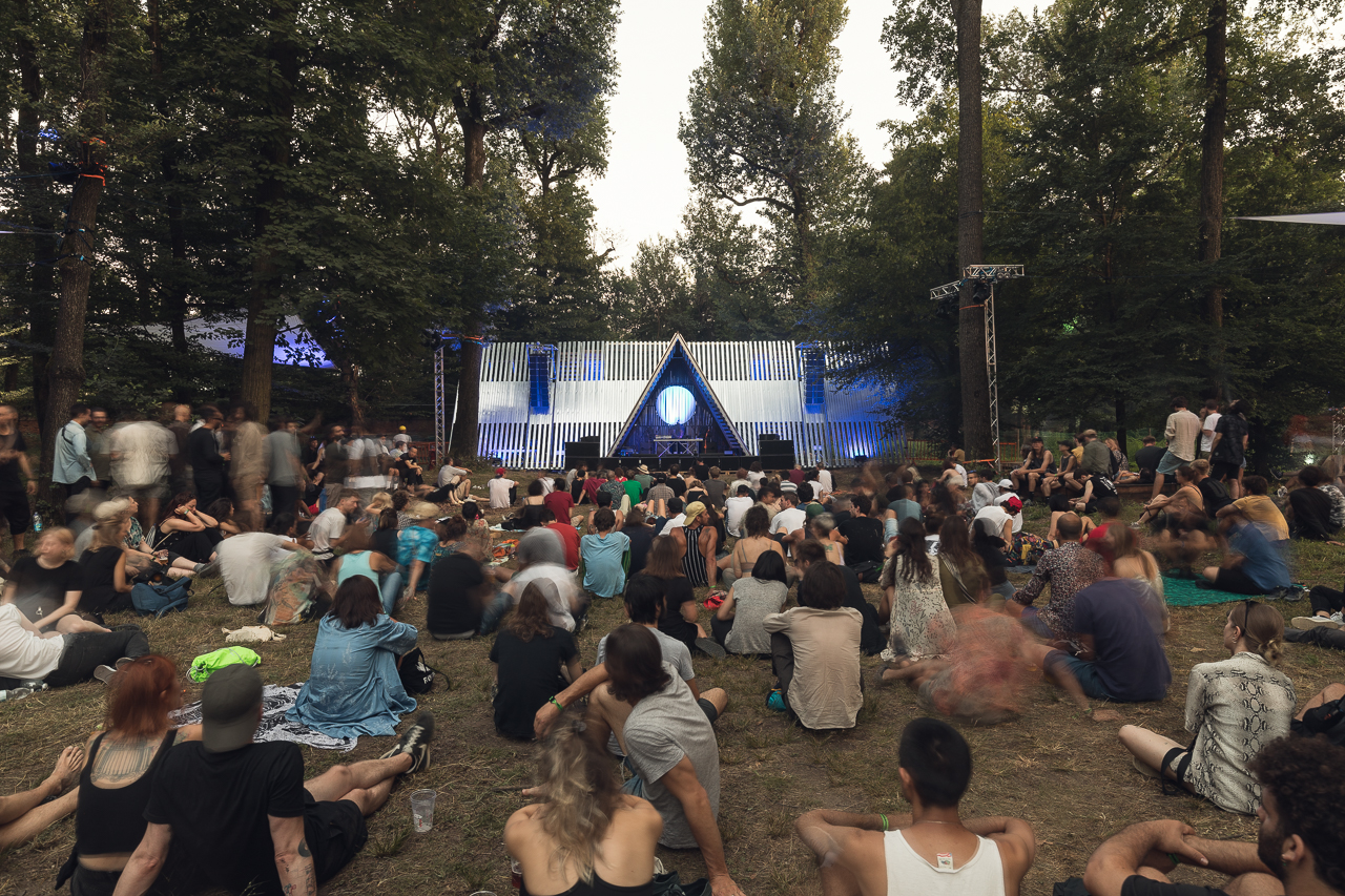 persone sedute davanti al palco di terraforma