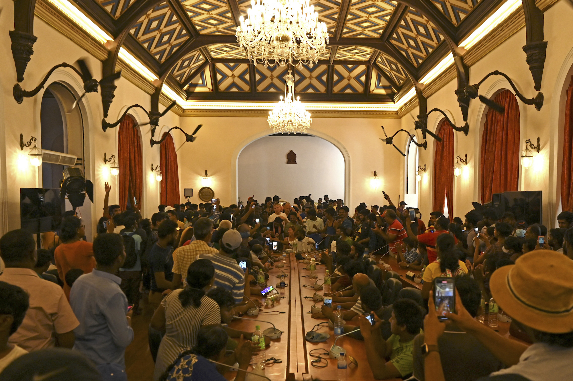 Rakyat Sri Lanka berkumpul di dalam Istana Presiden pada 10 Juli, sehari setelah diduduki pengunjuk rasa. Foto: Arun Sankar / AFP