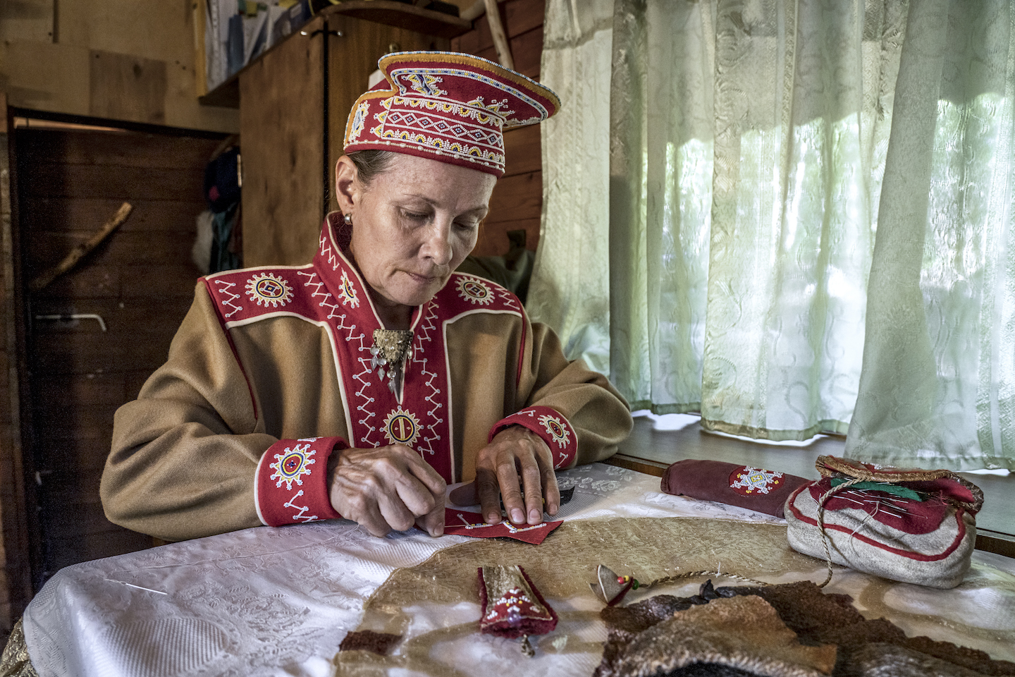 Perempuan mengerjakan kerajinan tekstil