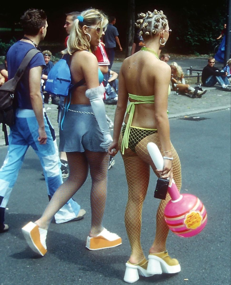 Berlin LoveParade rave festival 1999.jpeg
