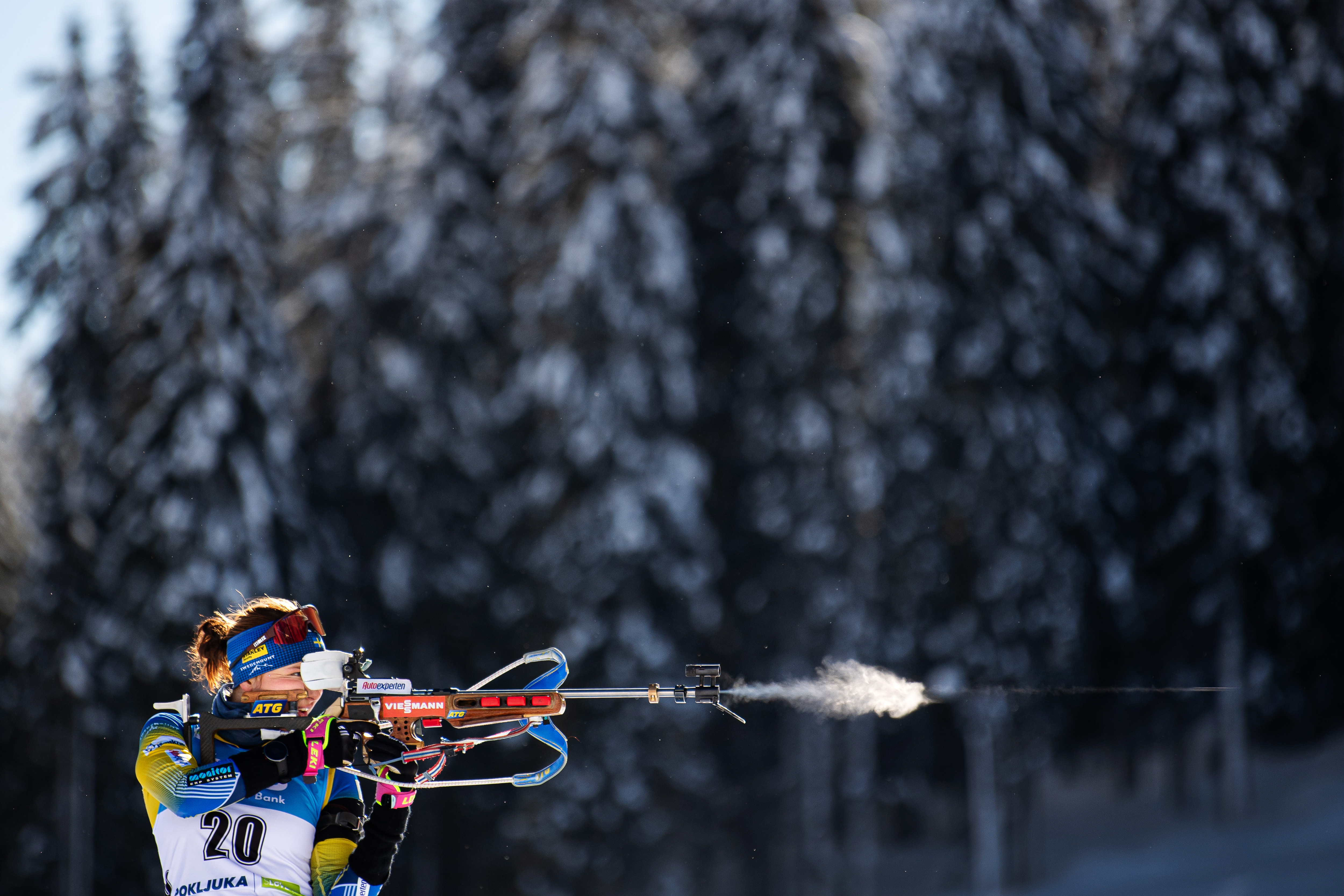 Atlet Biathlon Linn Persson menembak target di Kejuaraan Dunia Biathlon yang diselenggarakan International Biathlon Union pada 2021. Foto: Joe Marklund