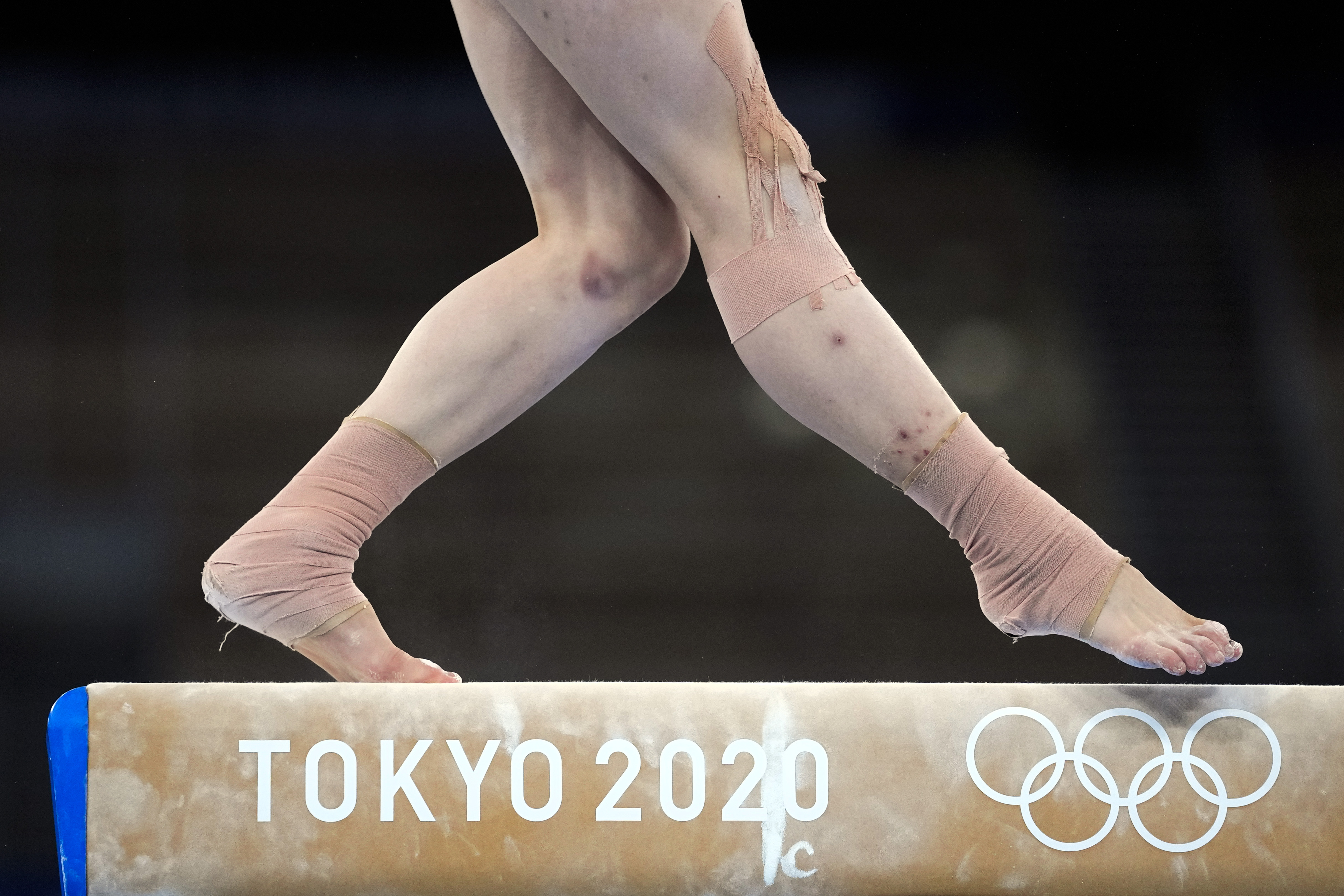 Altet senam putri Guan Chenchen sedang beraksi dalam Olimpiade Tokyo 2020. Foto: Ashley Landis