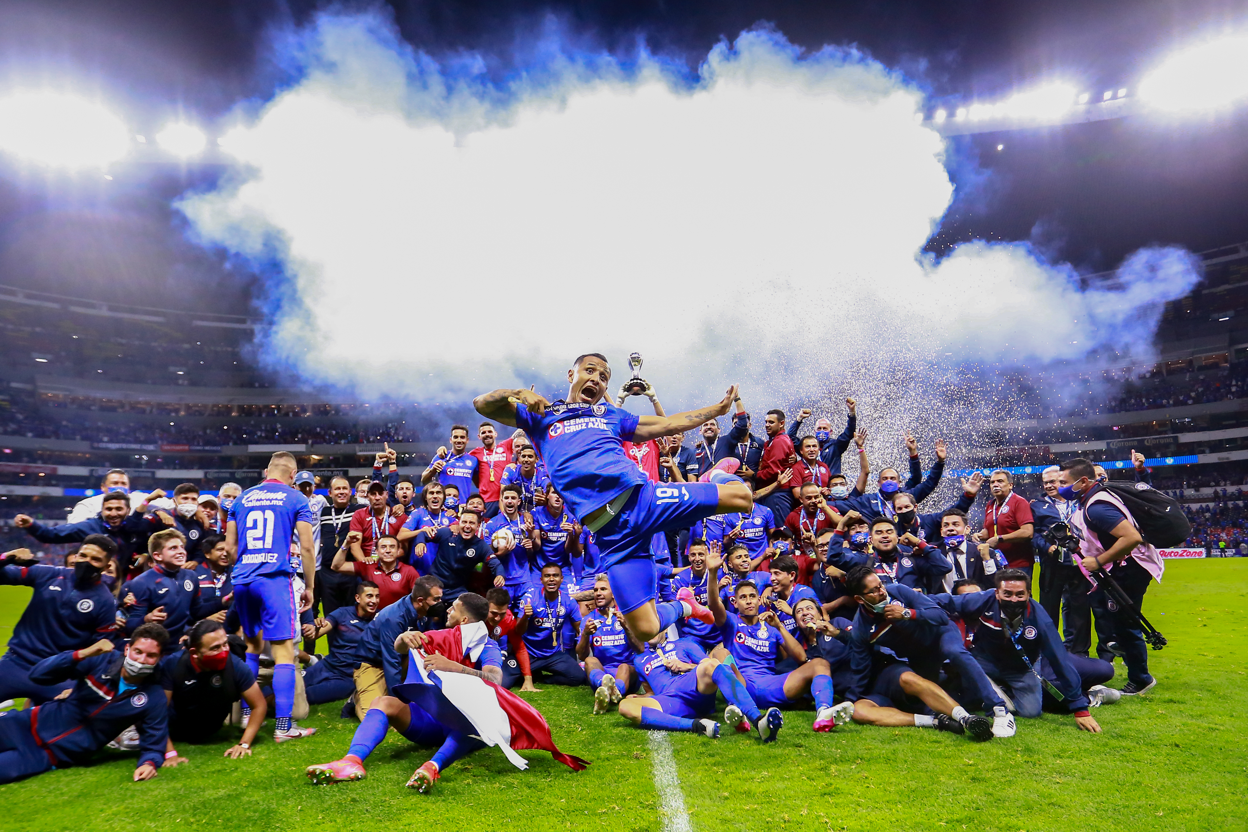Tim sepakbola Cruz Azul memenangkan Liga MX (Mexican Football League Championship) setelah 25 tahun gagal di babak final. Foto: Eloisa Sanchez De Alba