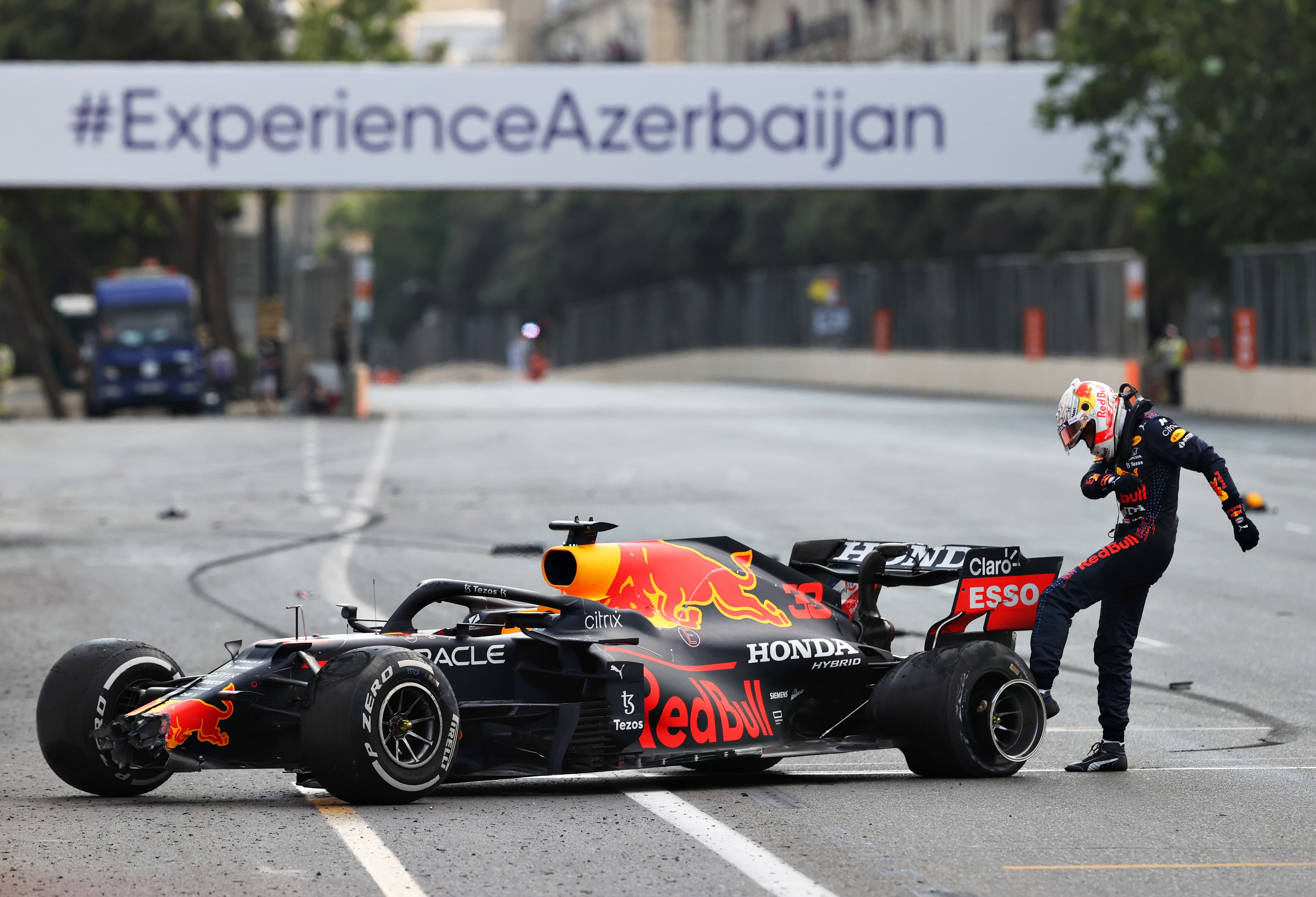 Max Verstappen (Belanda) menendang mobilnya usai menabrak sesuatu dalam Formula 1 Grand Prix di Kota Baku, Azerbaijan pada Juni 2021. Foto: Clive Rose