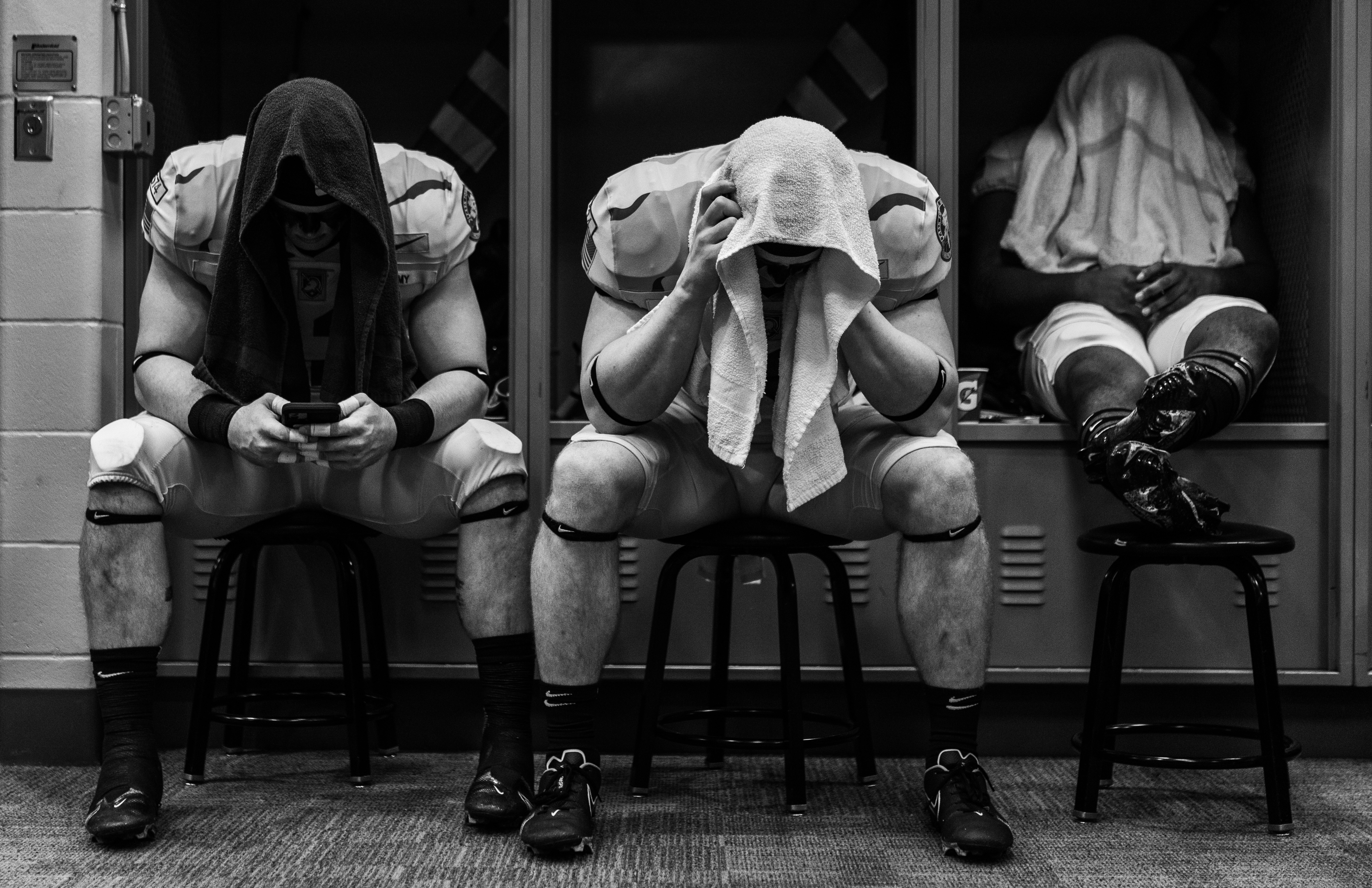 Pemain tim sepakbola Army Black Knights Wilson Catoe (#42), Cade Barnard (#40), Jakobi Buchanon (#63) menunggu di ruang ganti sebelum bertanding melawan Navy Midshipmen di New Jersey, AS, pada 11 Desember 2021. Foto: Dustin Satloff