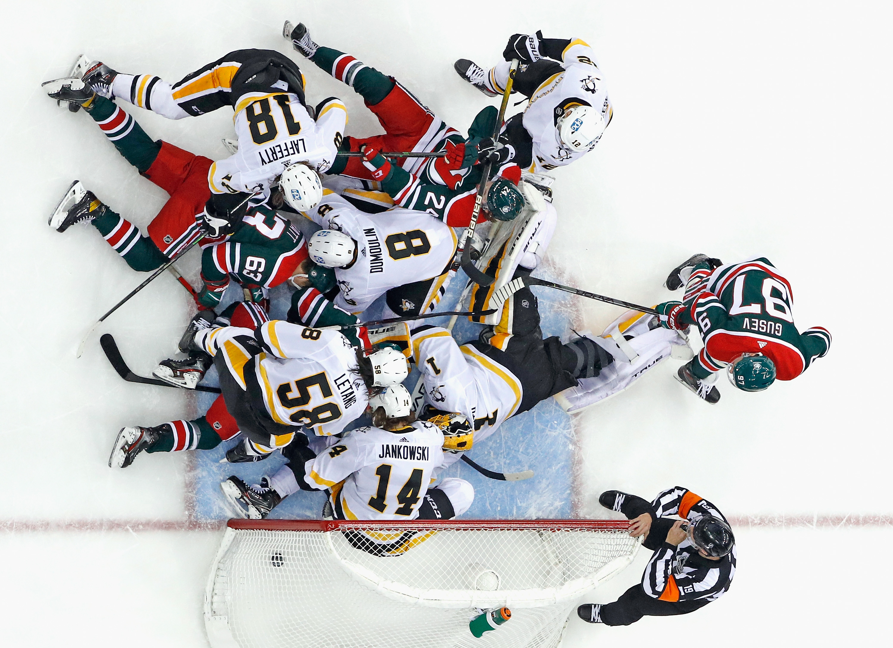 Tim hoki es Pittsburgh Penguins melawan New Jersey Devils dalam National Hockey League. Foto: Bruce Bennett