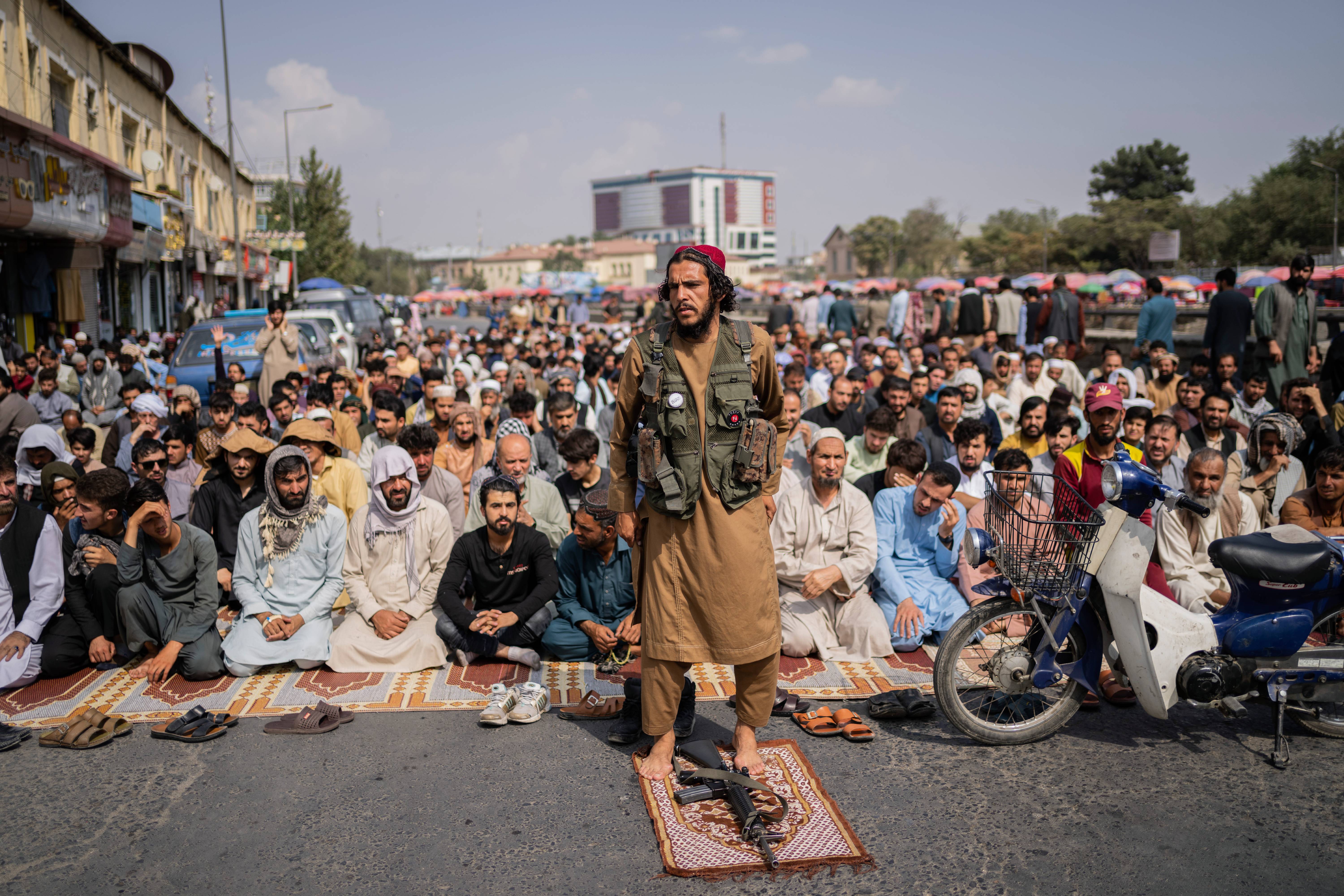 Tentara Taliban menjadi imam Salat Jumat di Kabul pada 24 September 2021. Foto: AP/Bernat Armangue